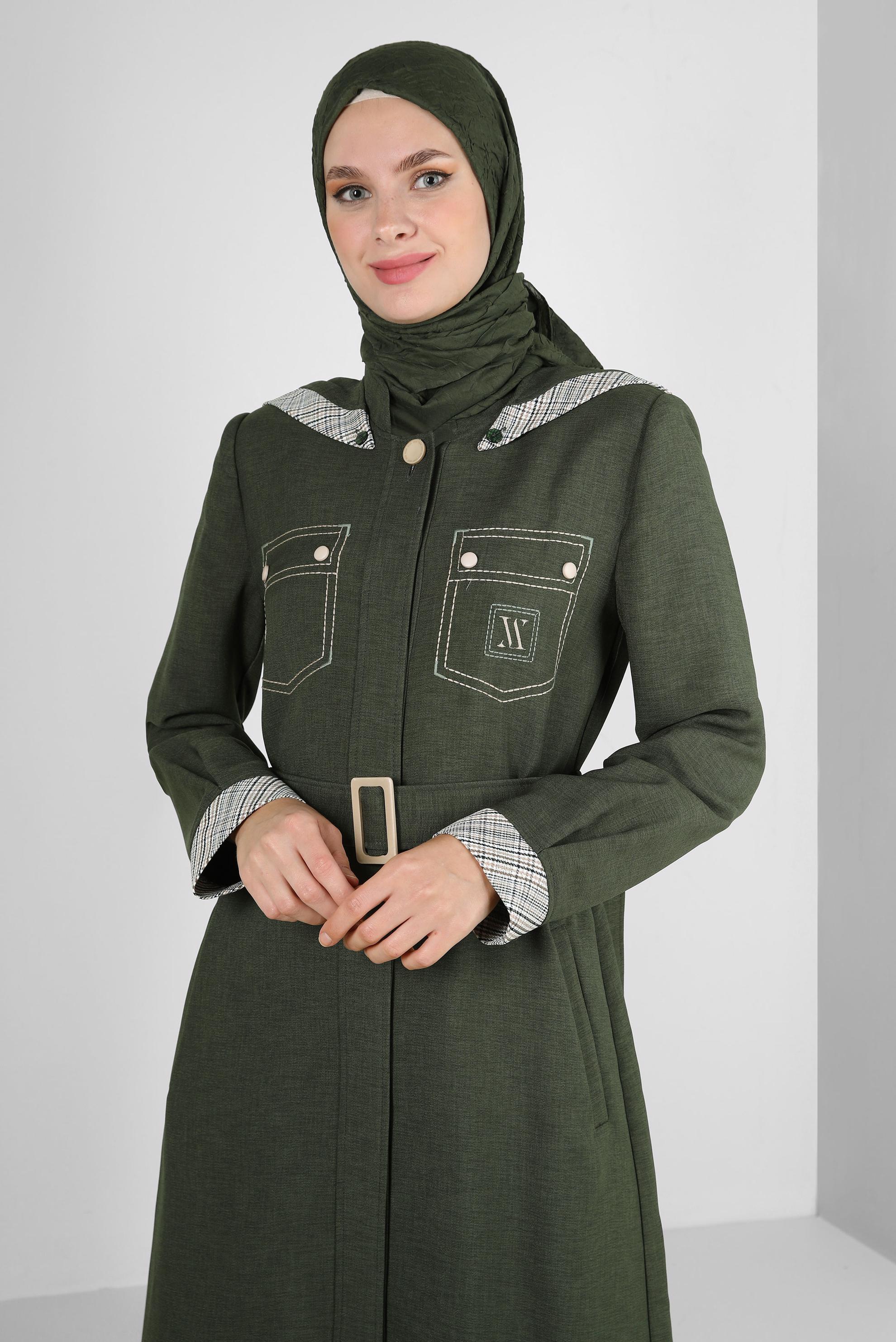 Tesettür giyim HAKİ ÇIKARILABİLİR KAPÜŞONLU KEMERLİ PARDESÜ 10703