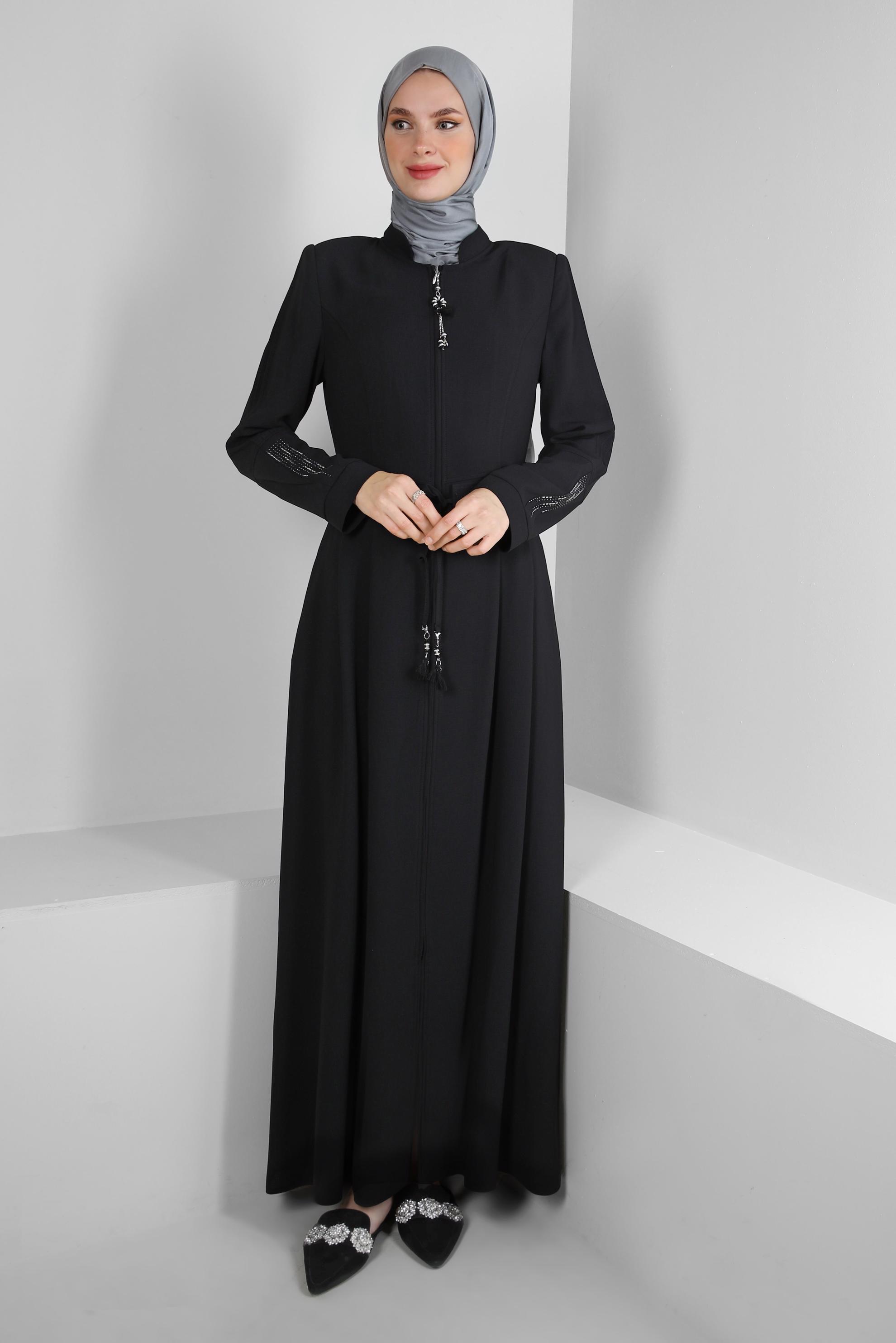 Tesettür giyim SİYAH KEMERLİ PİLİSE DETAYLI PARDESÜ 10706