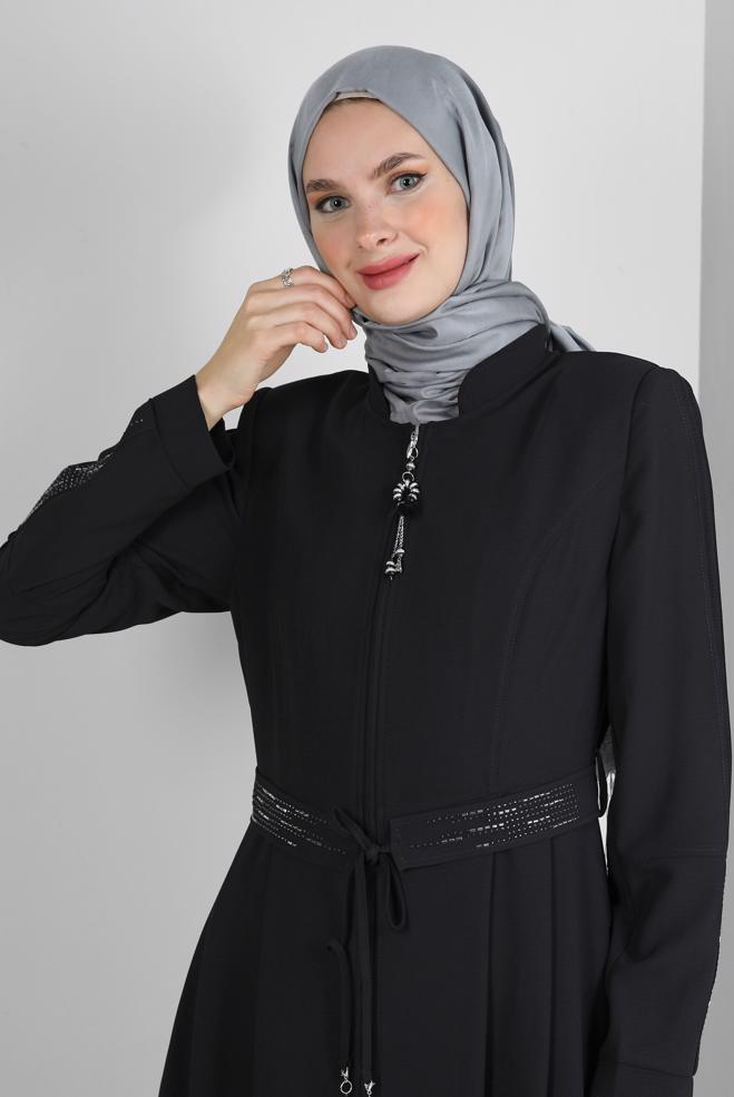 Tesettür giyim SİYAH KEMERLİ PİLİSE DETAYLI PARDESÜ 10706 - ALVİNA