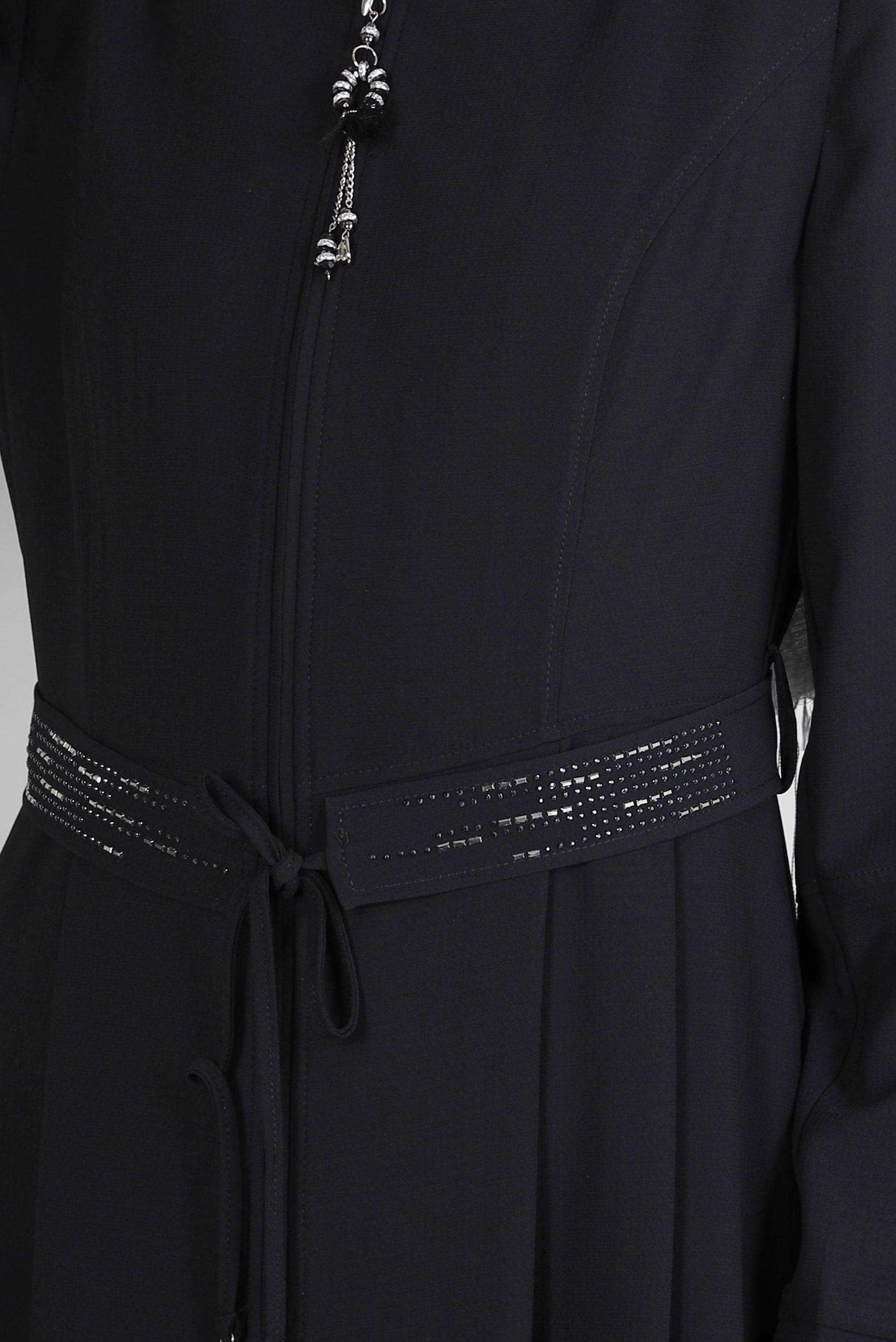 Tesettür giyim SİYAH KEMERLİ PİLİSE DETAYLI PARDESÜ 10706