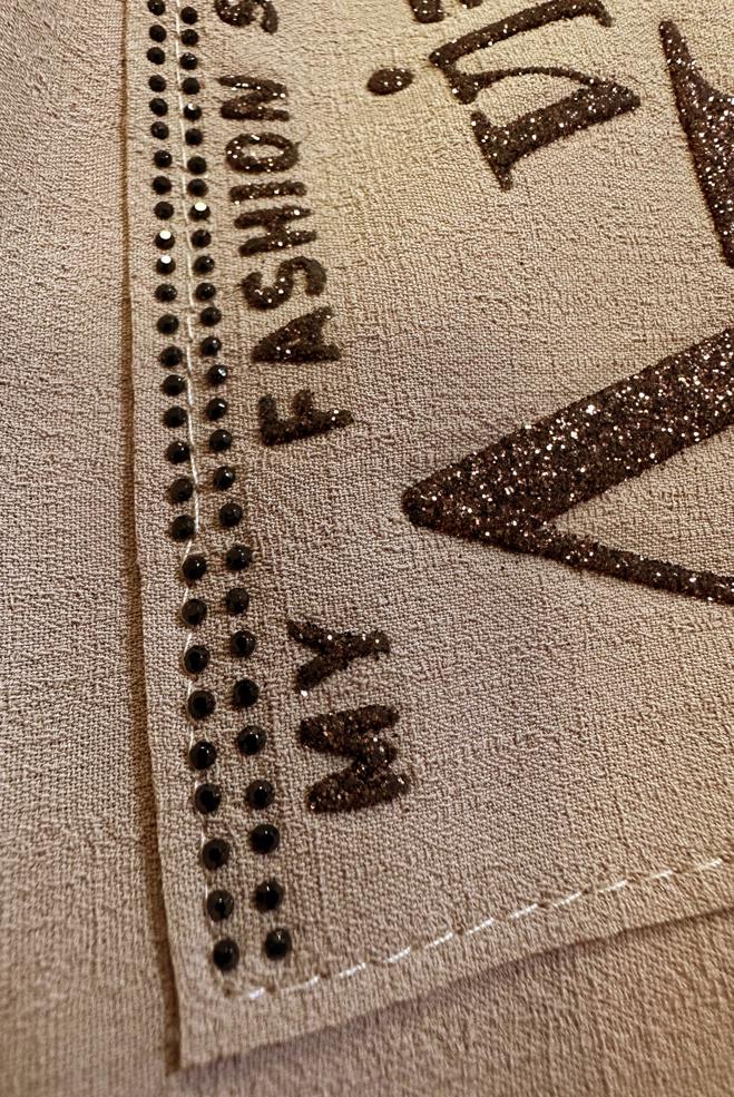 Tesettür giyim BEJ YAZI BASKILI ZİNCİR DETAYLI PARDESÜ 10722 - ALVİNA