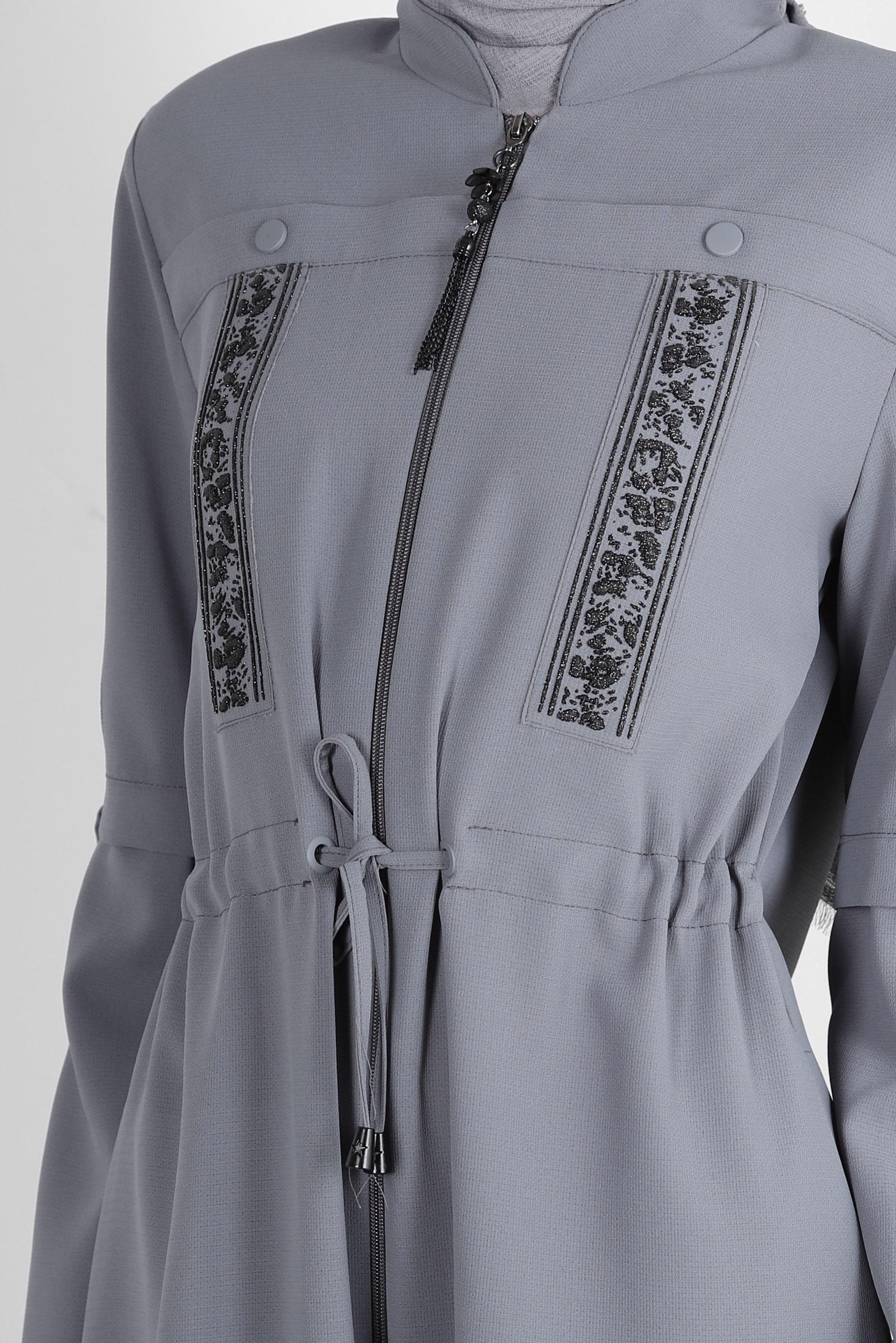 Tesettür giyim GRİ DESENLİ BELİ BÜZGÜLÜ FERMUARLI PARDESÜ 10731
