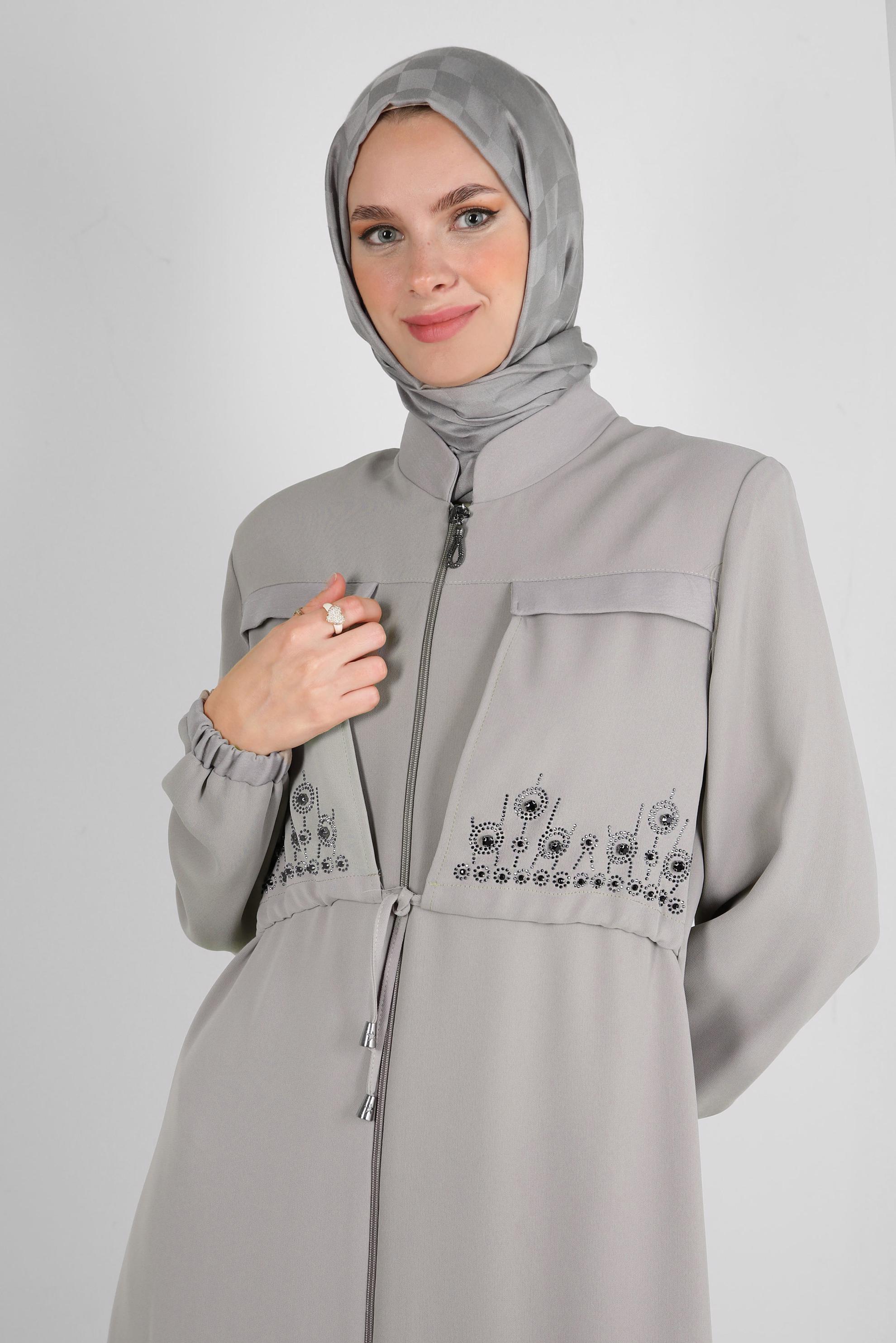 Tesettür giyim BEJ HAKİM YAKA TAŞ DETAYLI PARDESÜ 10732