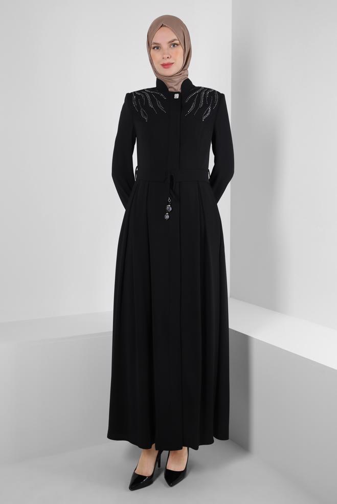 Tesettür giyim SİYAH KEMERLİ PİLİSE DETAYLI TAŞLI PARDESÜ 10750 - ALVİNA