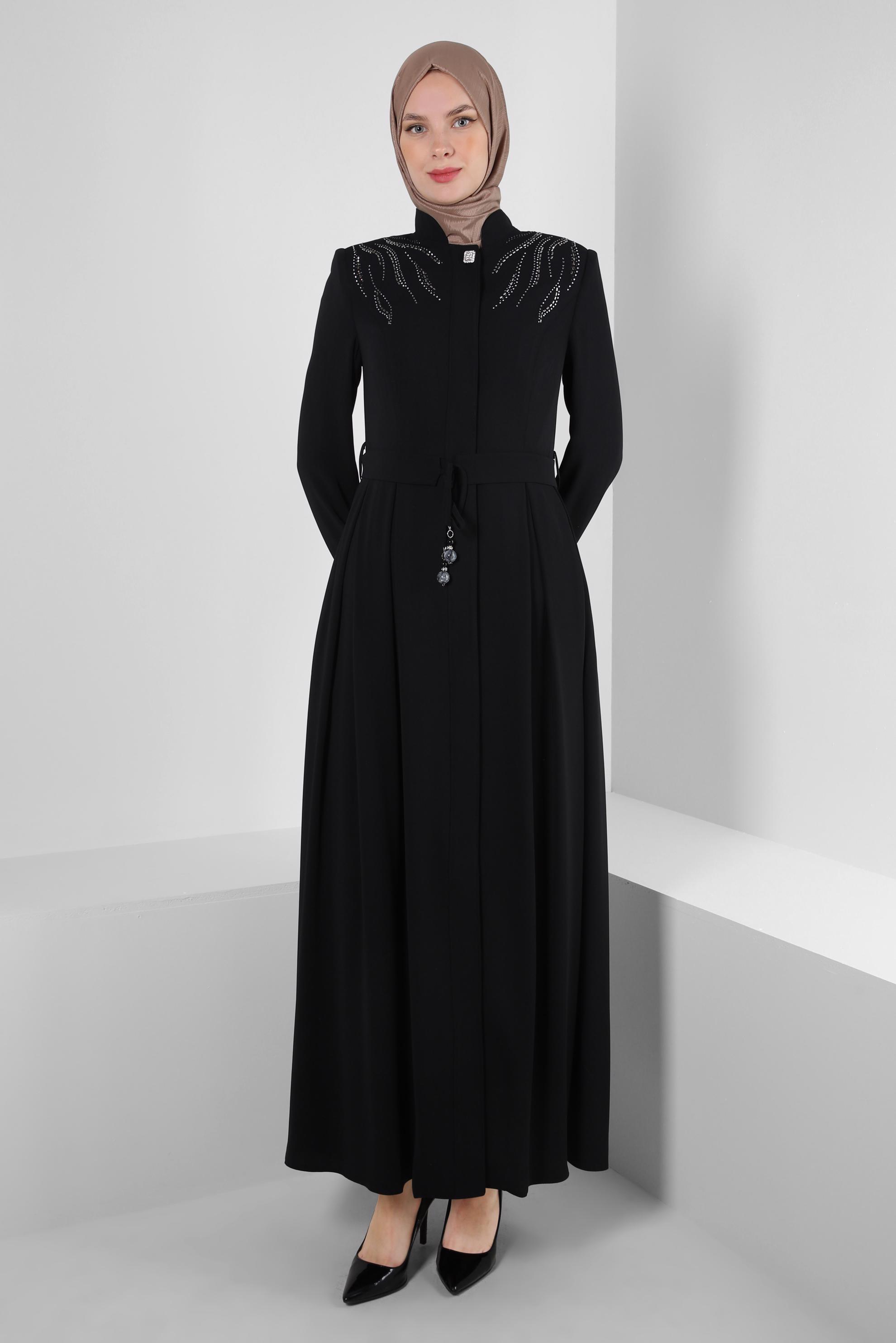 Tesettür giyim SİYAH KEMERLİ PİLİSE DETAYLI TAŞLI PARDESÜ 10750