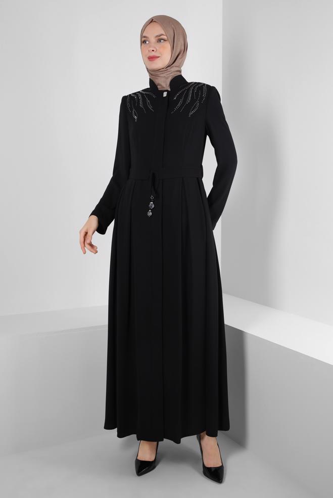 Tesettür giyim SİYAH KEMERLİ PİLİSE DETAYLI TAŞLI PARDESÜ 10750 - ALVİNA