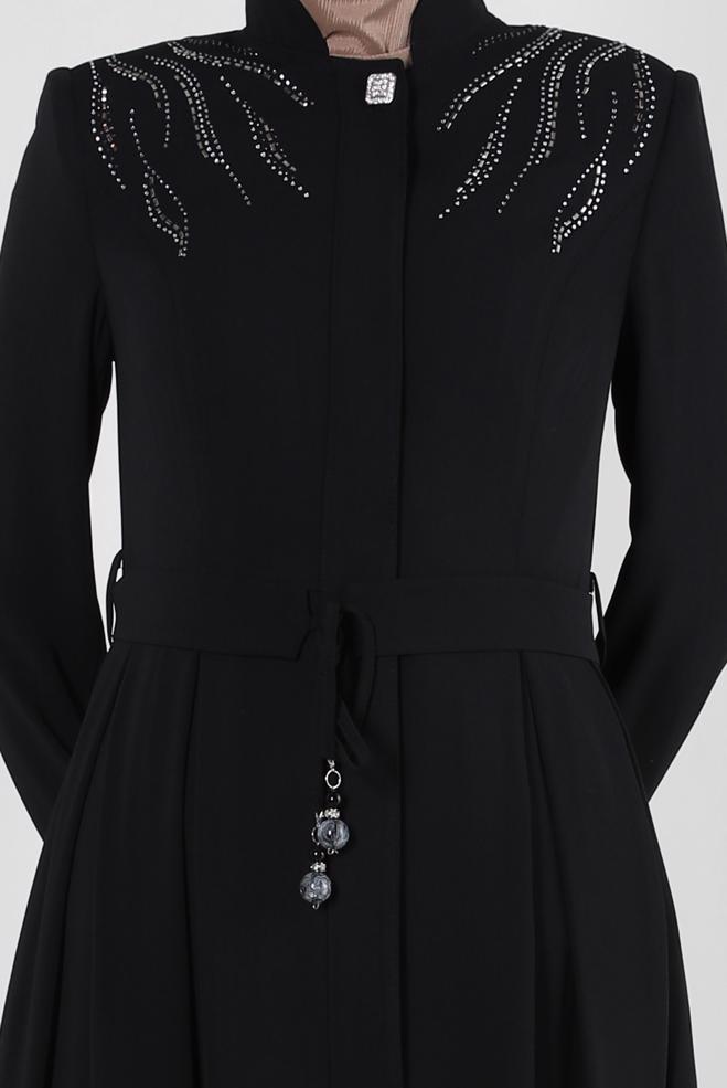 Tesettür giyim SİYAH KEMERLİ PİLİSE DETAYLI TAŞLI PARDESÜ 10750 - ALVİNA