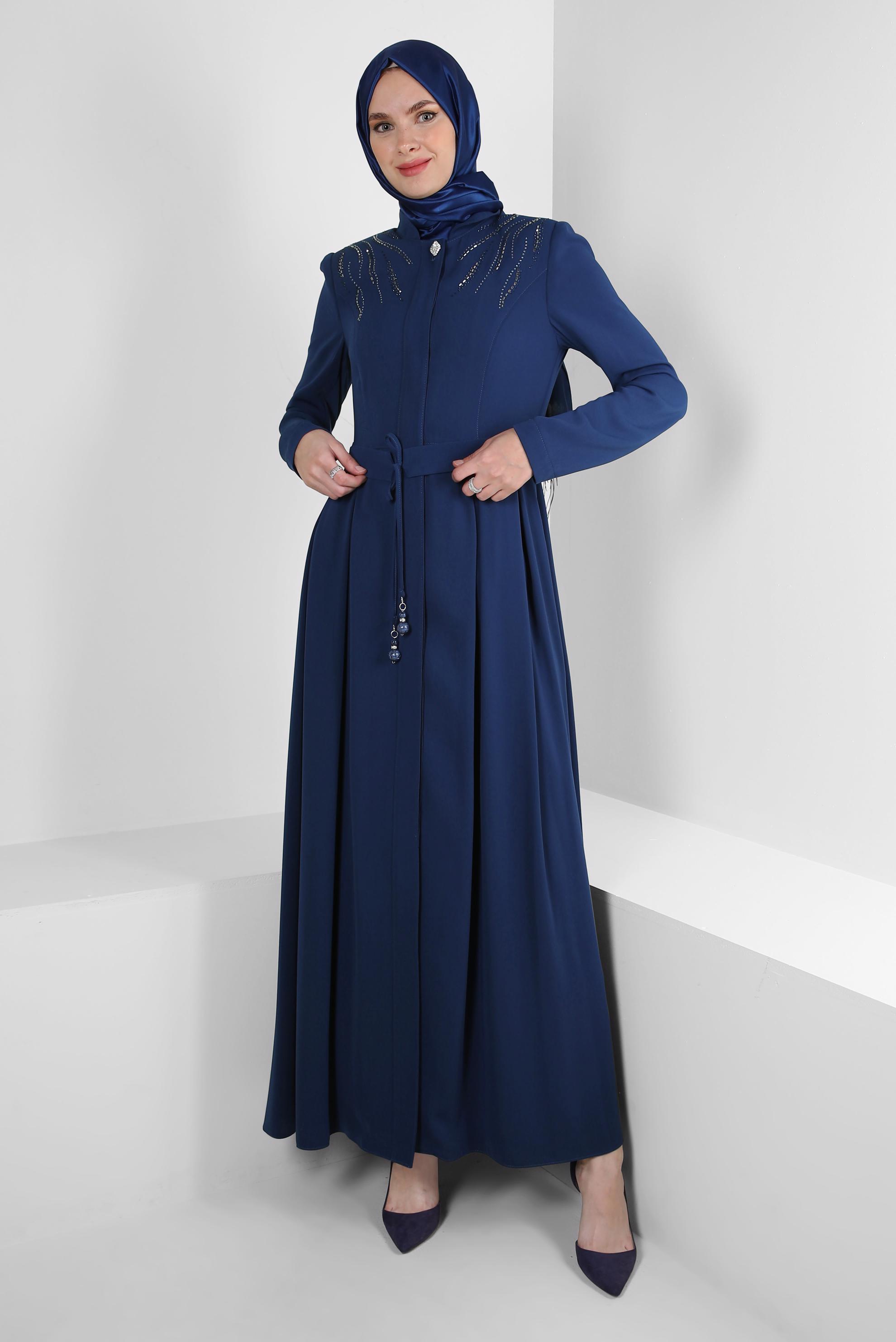 Tesettür giyim LACİVERT KEMERLİ PİLİSE DETAYLI TAŞLI PARDESÜ 10750