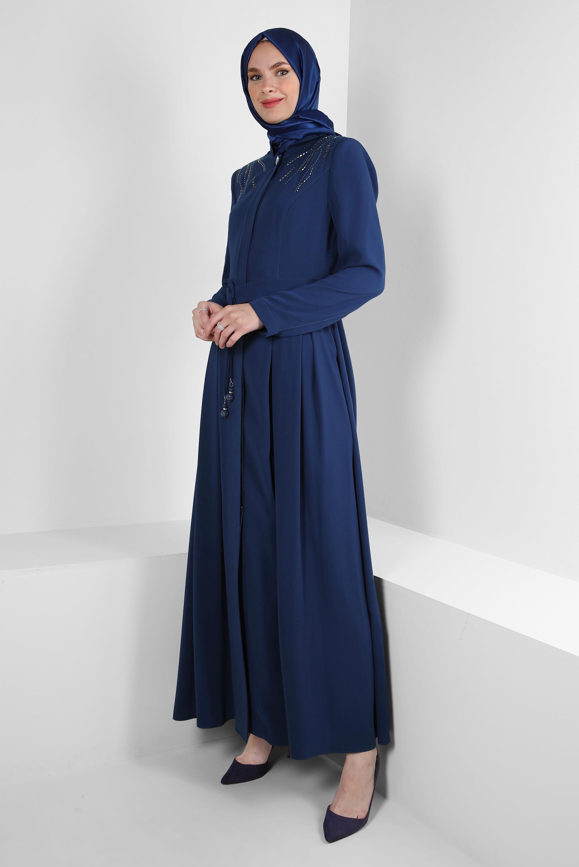 Tesettür giyim LACİVERT KEMERLİ PİLİSE DETAYLI TAŞLI PARDESÜ 10750
