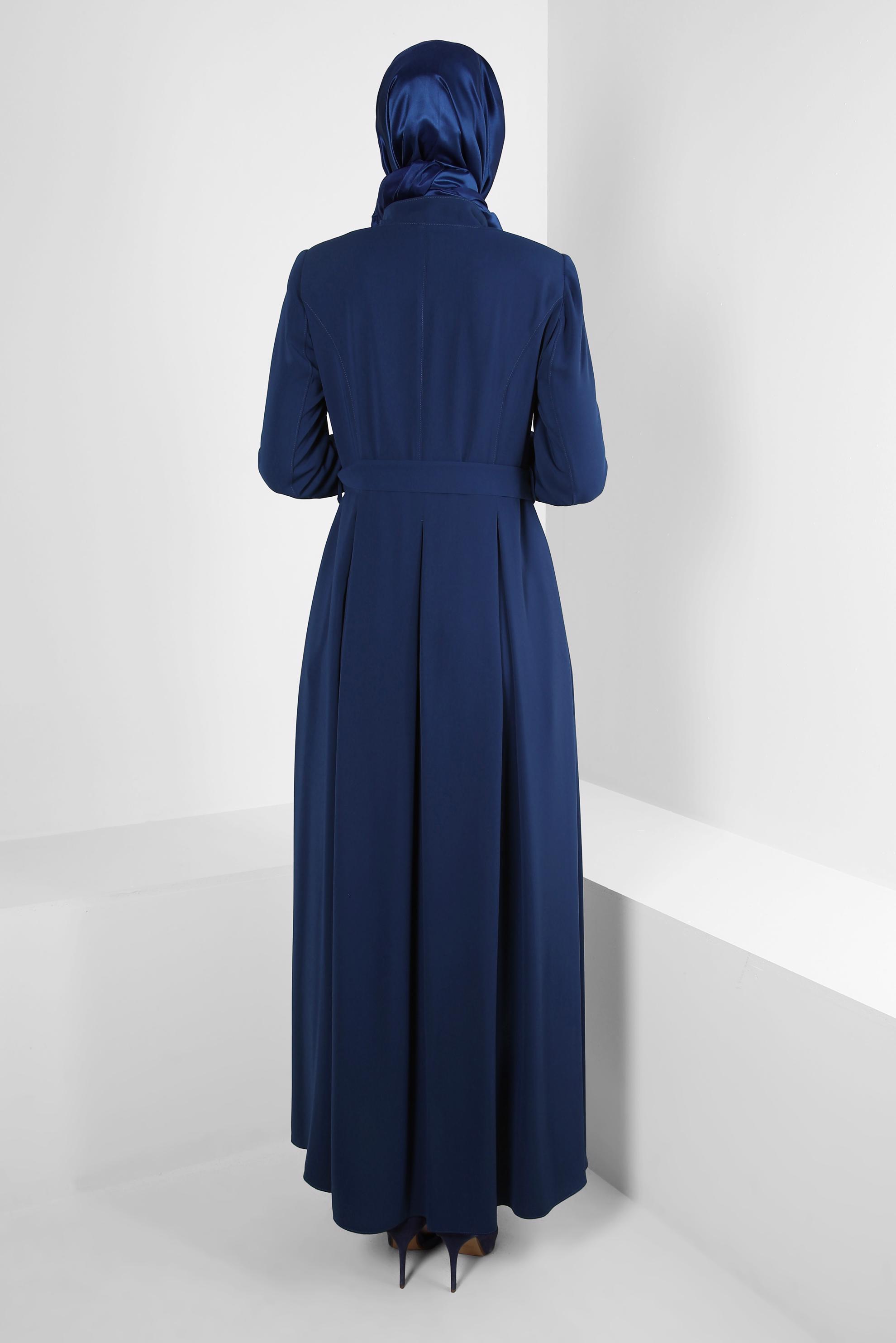 Tesettür giyim LACİVERT KEMERLİ PİLİSE DETAYLI TAŞLI PARDESÜ 10750