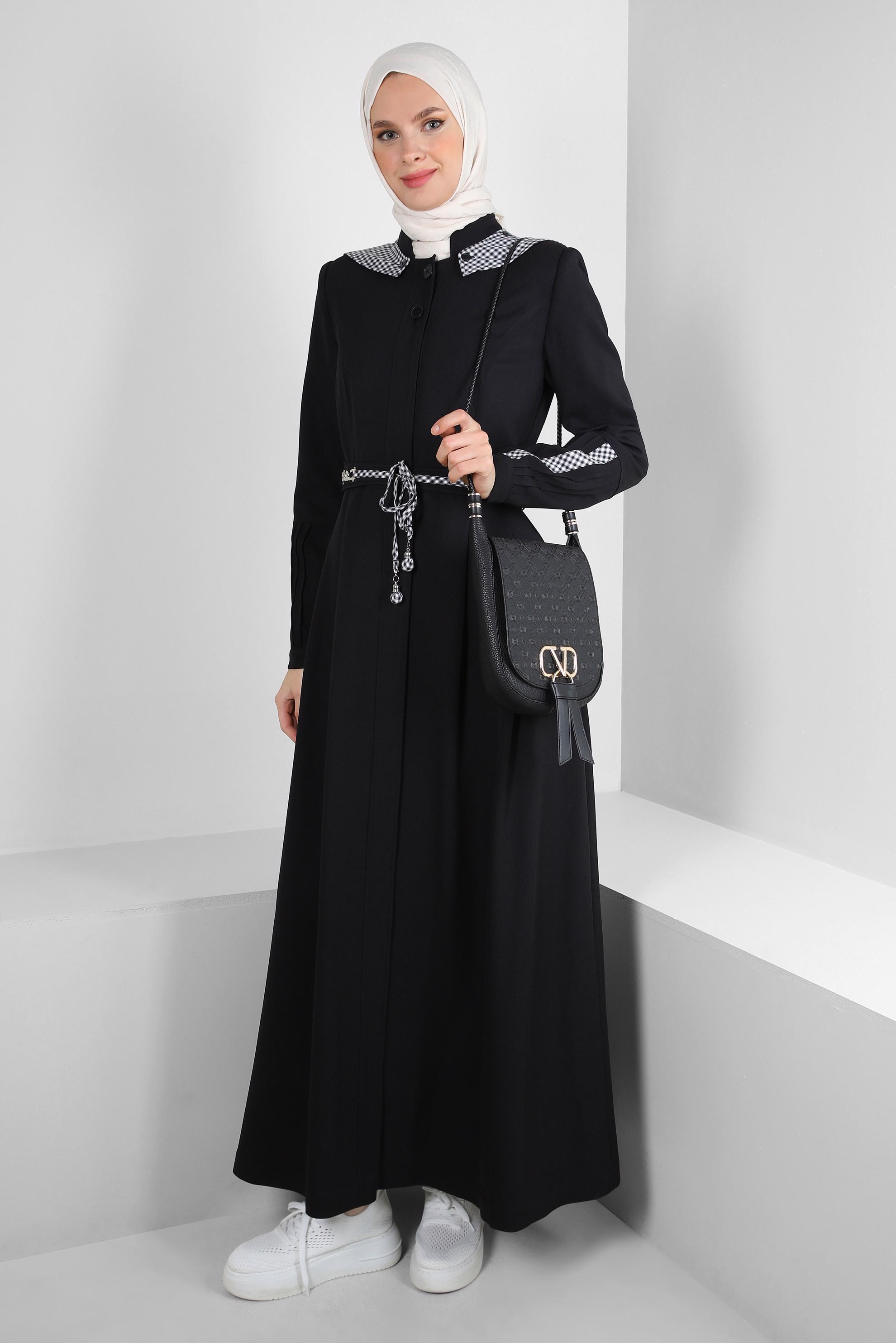 Tesettür giyim SİYAH ÇIKARILABİLİR KAPÜŞONLU KEMERLİ PARDESÜ 10759