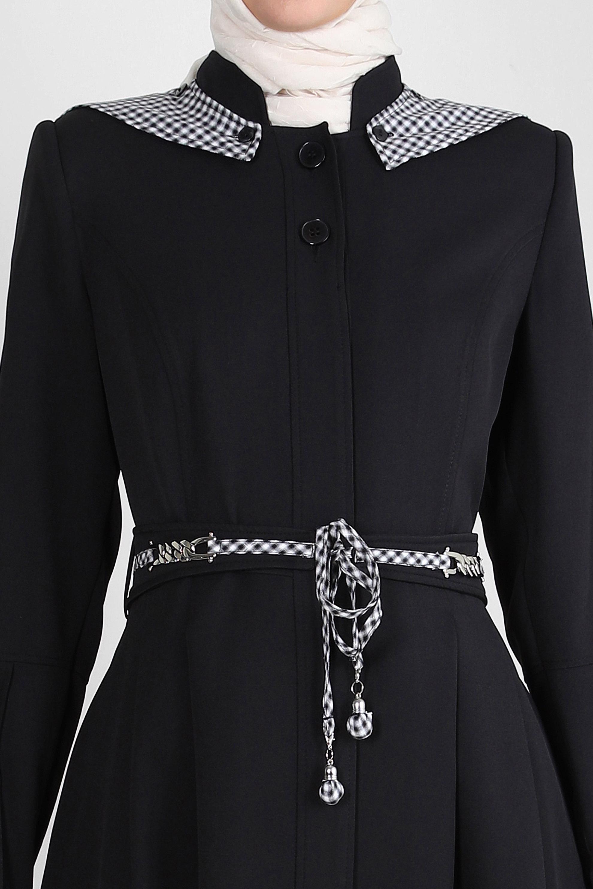 Tesettür giyim SİYAH ÇIKARILABİLİR KAPÜŞONLU KEMERLİ PARDESÜ 10759