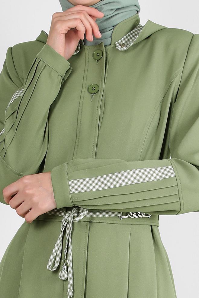 Tesettür giyim YEŞİL ÇIKARILABİLİR KAPÜŞONLU KEMERLİ PARDESÜ 10759 - ALVİNA