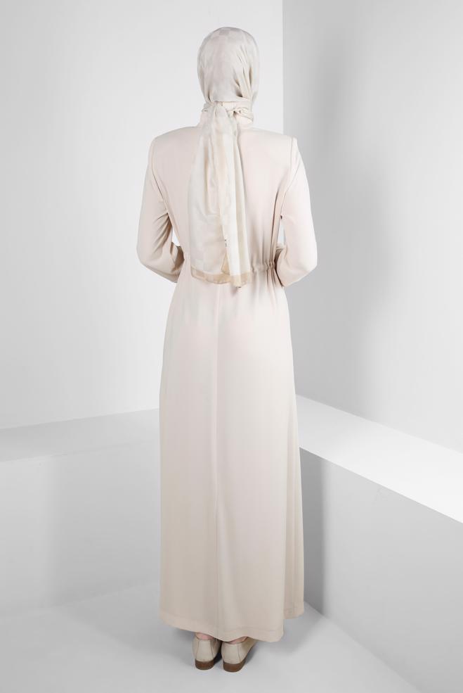 Vêtements hijab BEIGE MANTEAU DE FINITION TAILLE SMOCK AVEC DÉTAIL GEM 10761 - ALVİNA