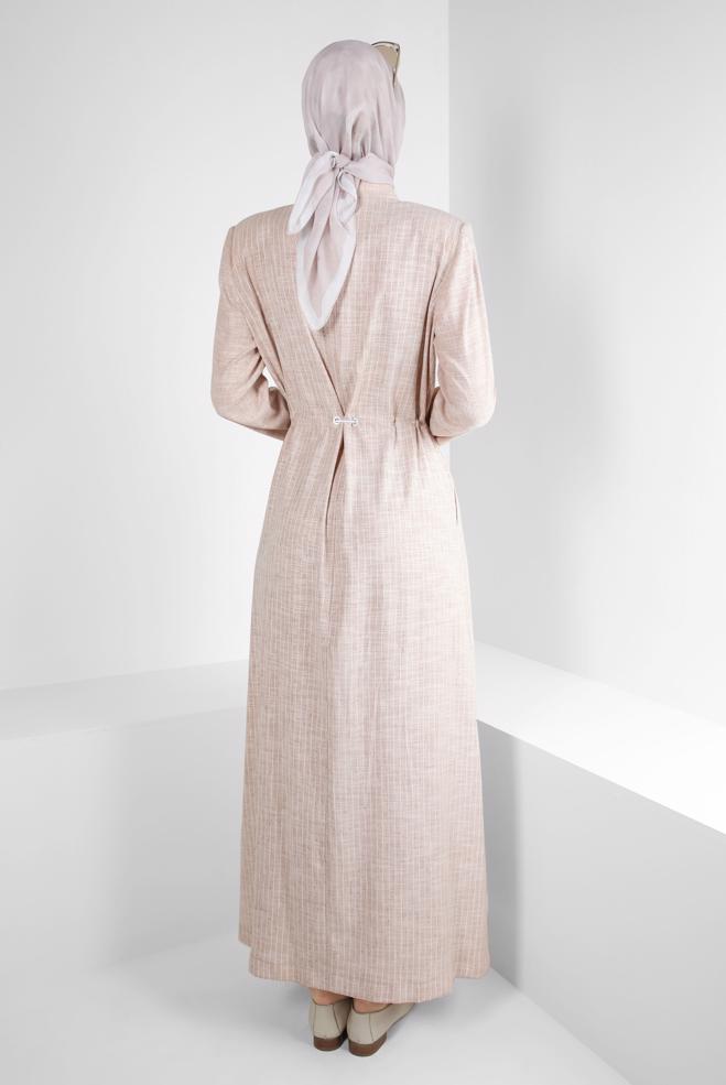 Tesettür giyim BEJ ÇİZGİLİ BELİ İP DETAYLI PARDESÜ 10768 - ALVİNA