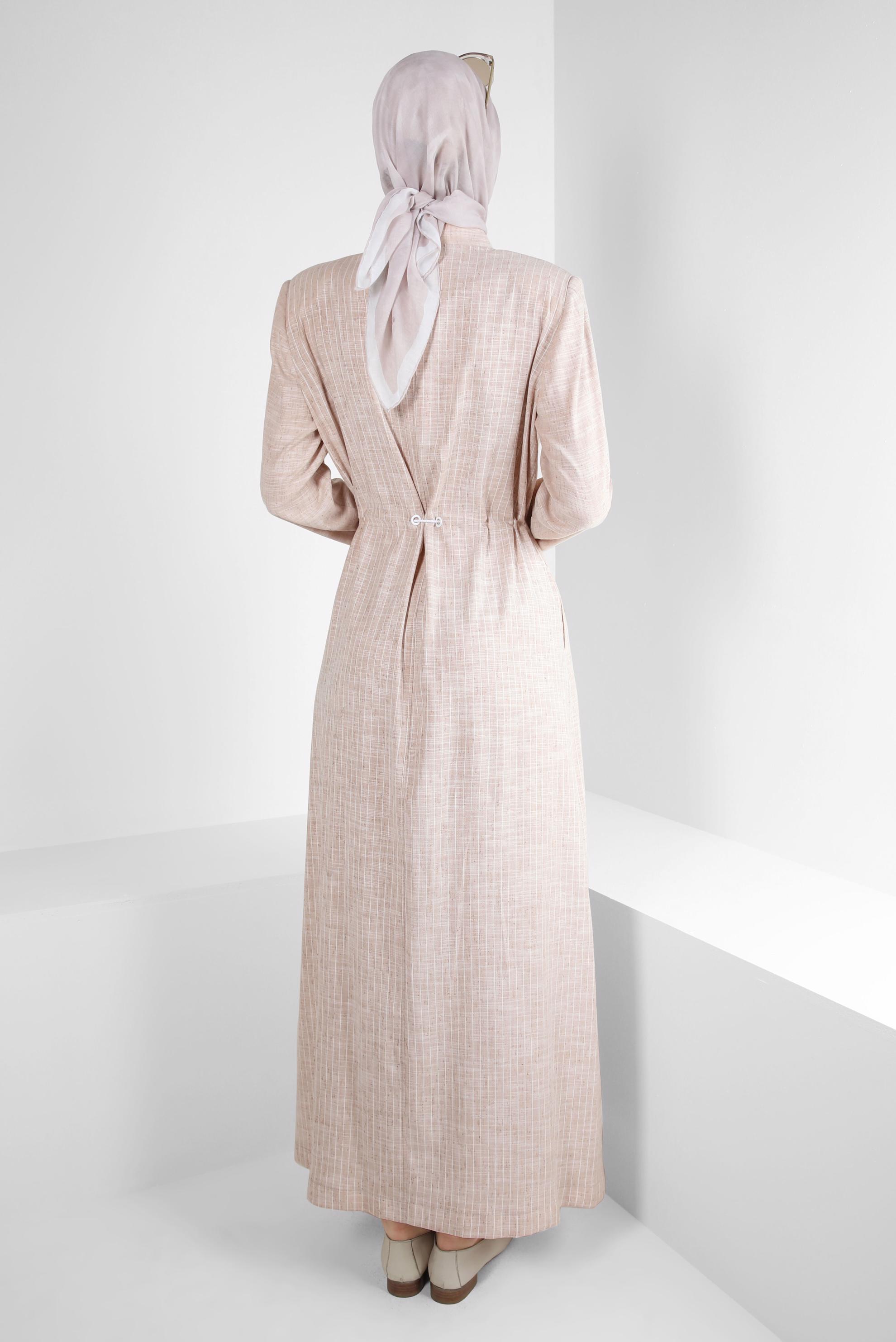 Tesettür giyim BEJ ÇİZGİLİ BELİ İP DETAYLI PARDESÜ 10768