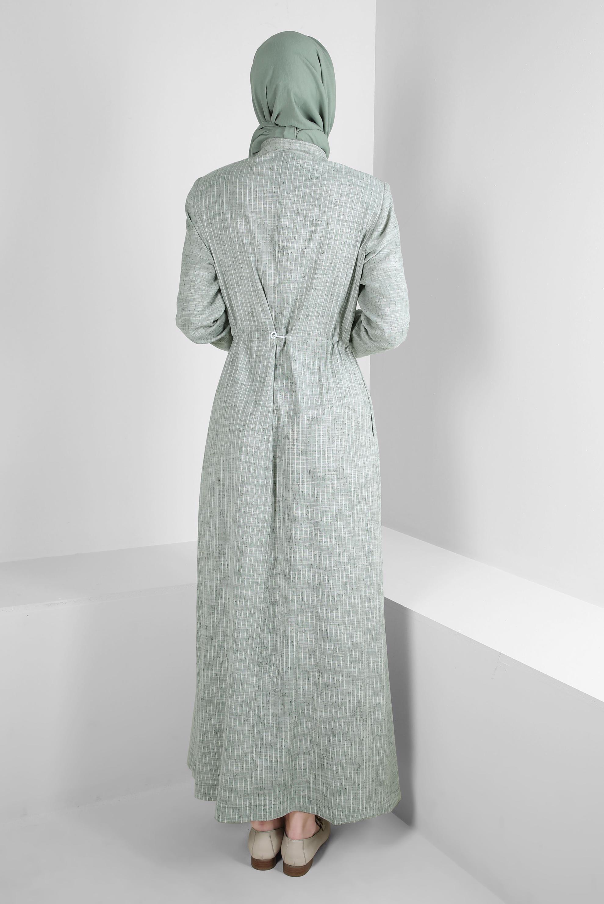 Tesettür giyim YEŞİL ÇİZGİLİ BELİ İP DETAYLI PARDESÜ 10768