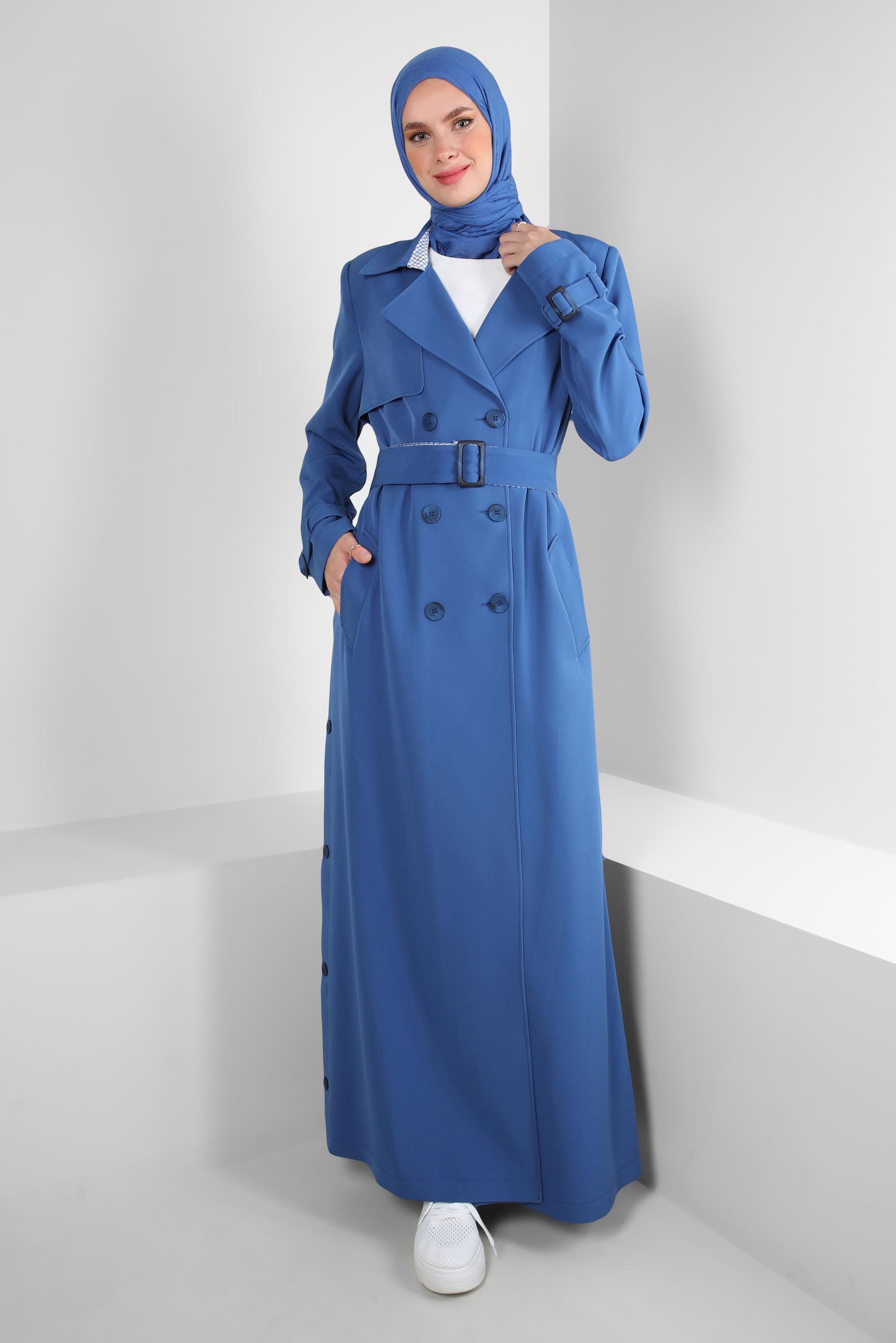 Tesettür giyim MAVİ KRUVAZE YAKA BANTLI KEMERLİ PARDESÜ 10776
