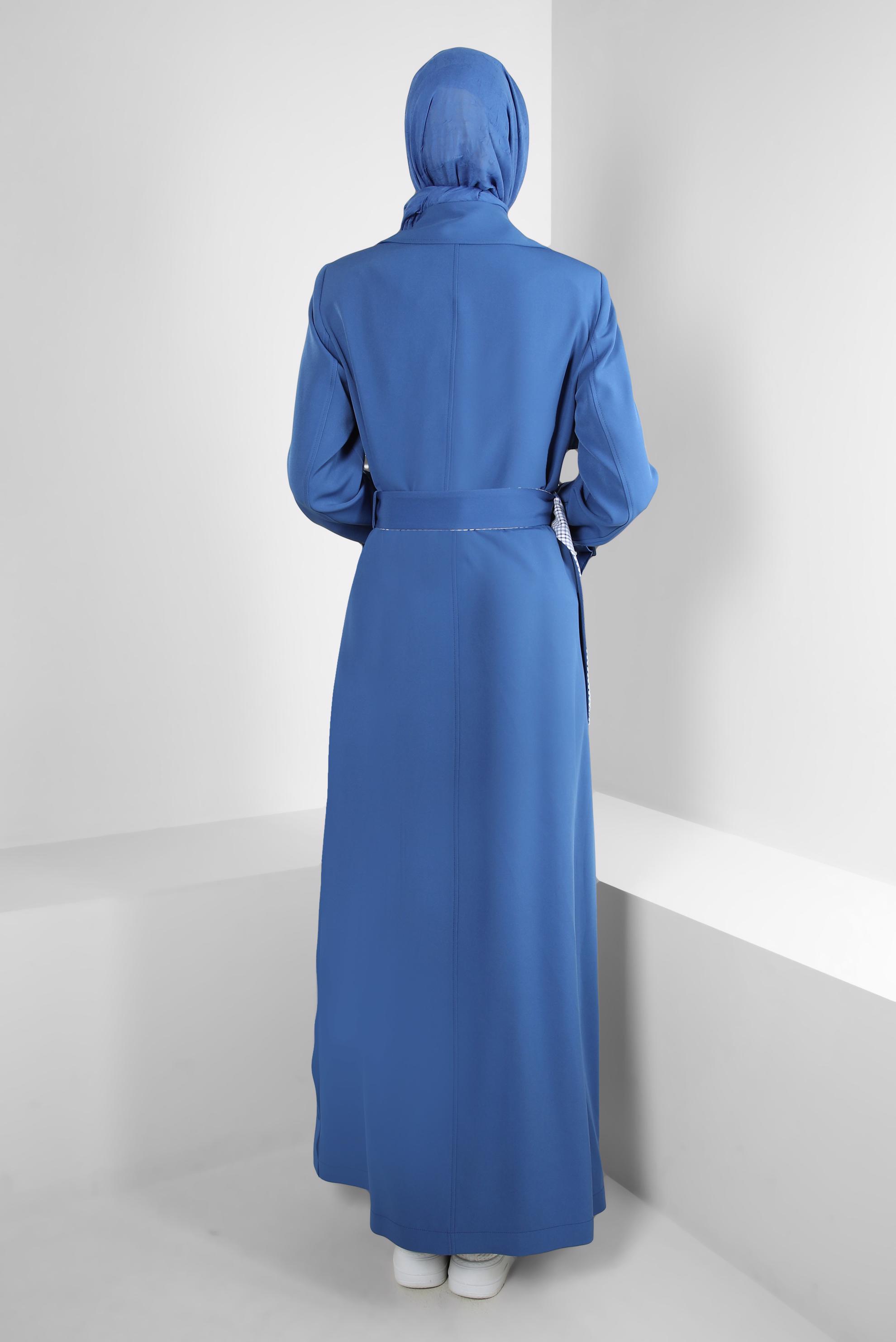 Tesettür giyim MAVİ KRUVAZE YAKA BANTLI KEMERLİ PARDESÜ 10776