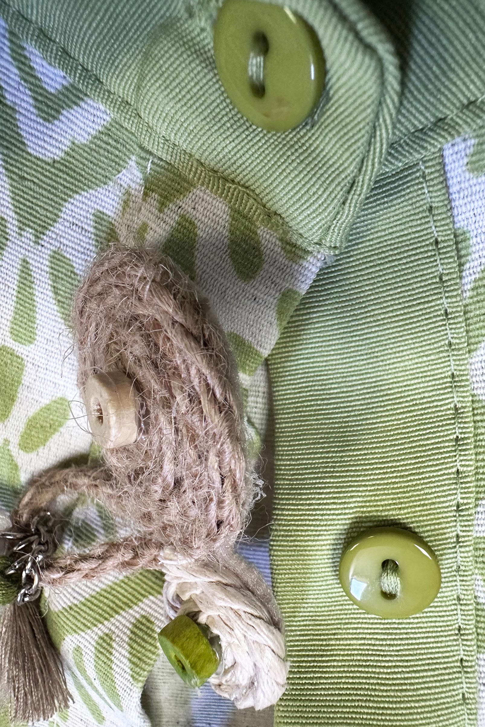 Tesettür giyim YEŞİL DESENLİ BROŞ DETAYLI DÜĞMELİ TUNİK 43677