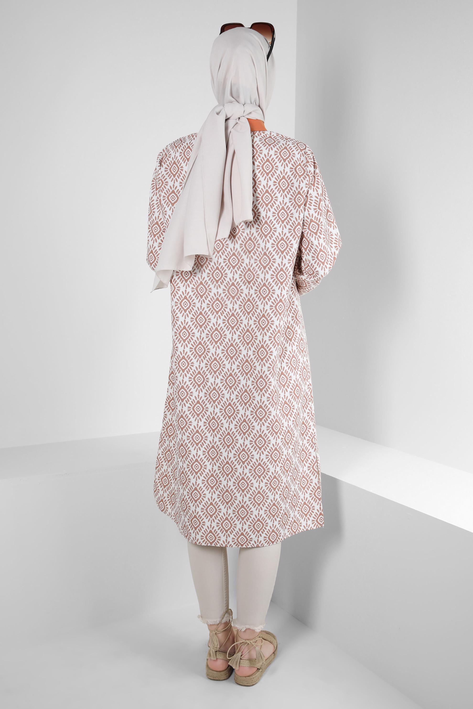 Tesettür giyim KAHVE DESENLİ BROŞ DETAYLI DÜĞMELİ TUNİK 43677