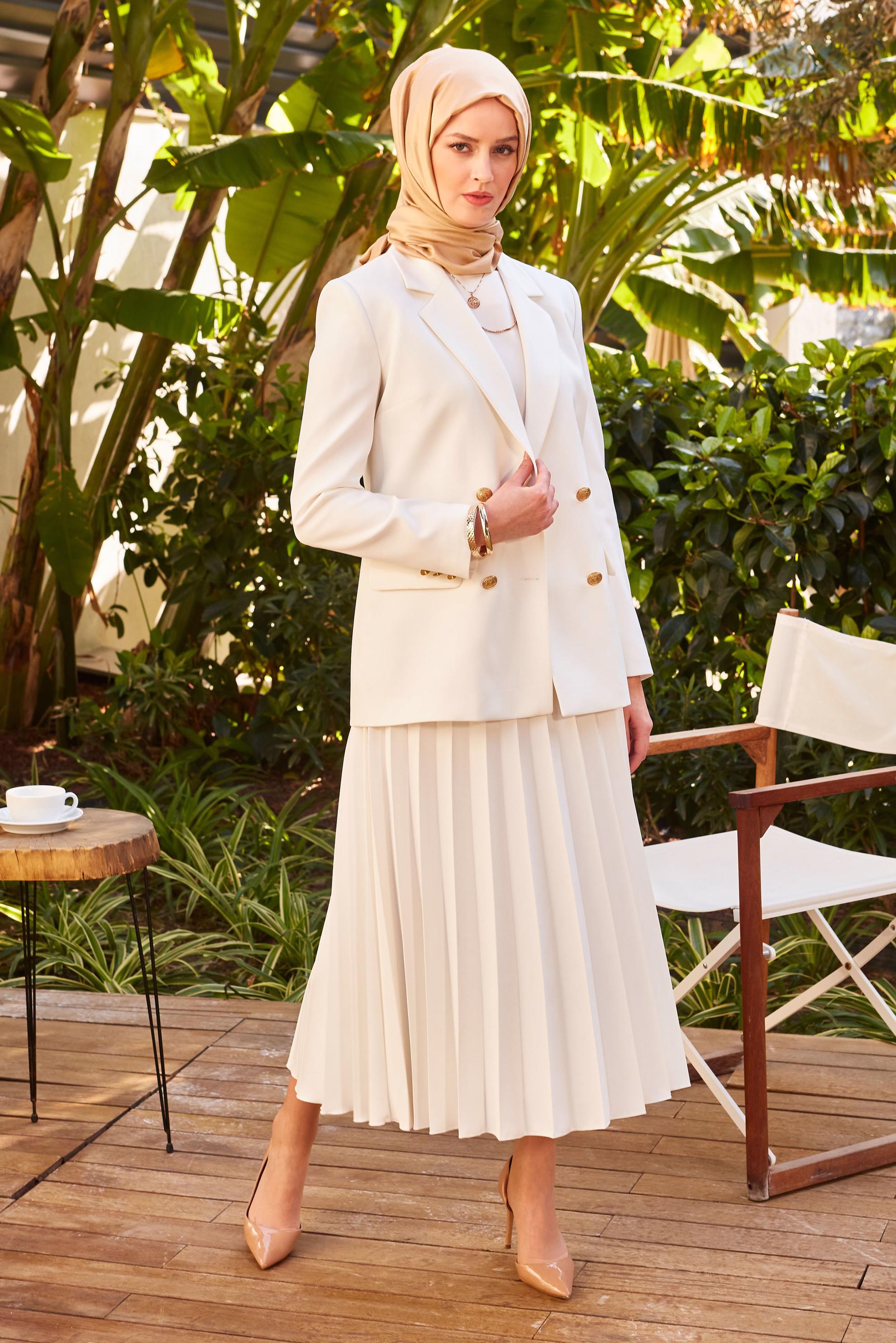 Tesettür giyim BEYAZ KRUVAZE YAKA PİLİSELİ İKİLİ ETEKLİ TAKIM 30337