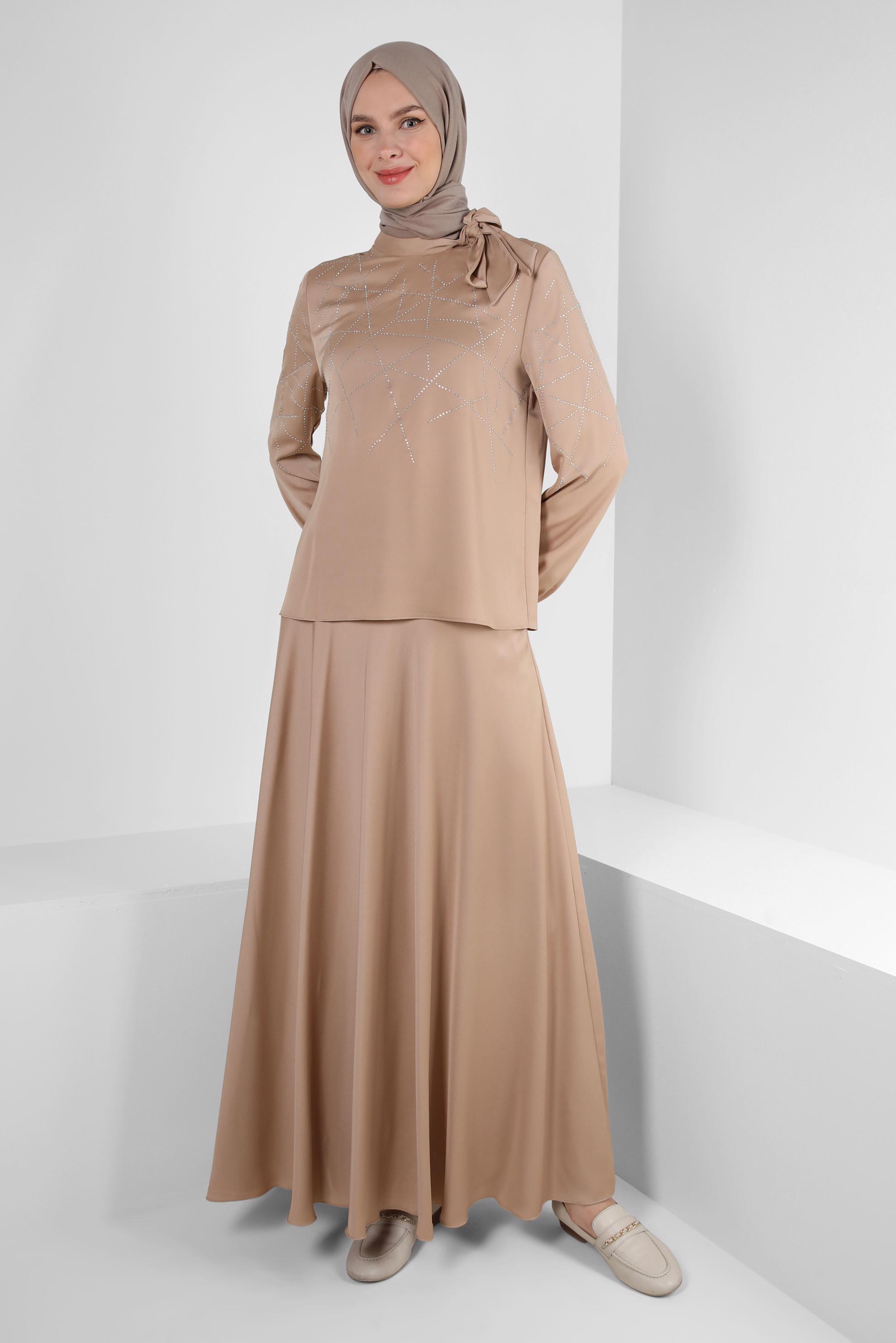 Tesettür giyim BEJ TAŞ DETAYLI ETEĞİ PİLİSELİ SATEN TAKIM 43666	