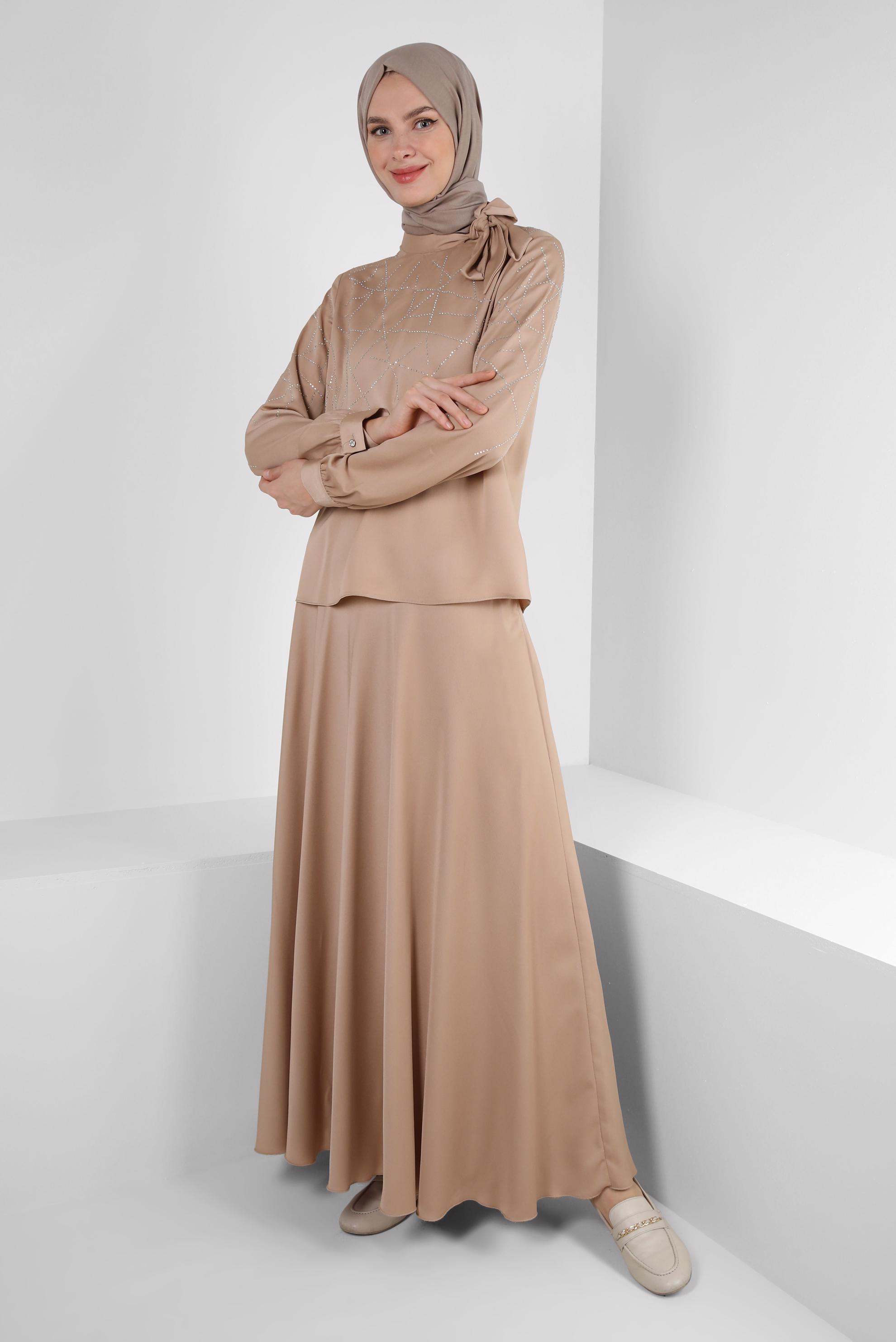 Tesettür giyim BEJ TAŞ DETAYLI ETEĞİ PİLİSELİ SATEN TAKIM 43666	