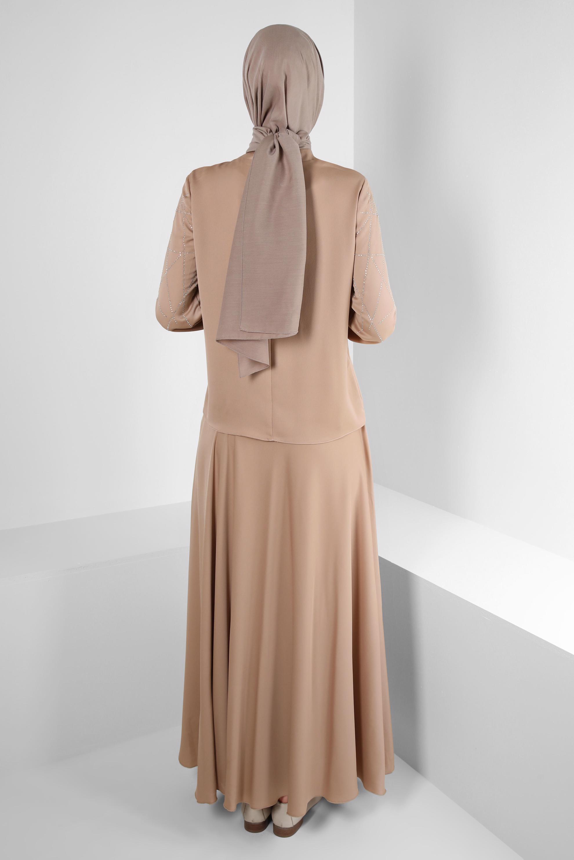 Tesettür giyim BEJ TAŞ DETAYLI ETEĞİ PİLİSELİ SATEN TAKIM 43666	