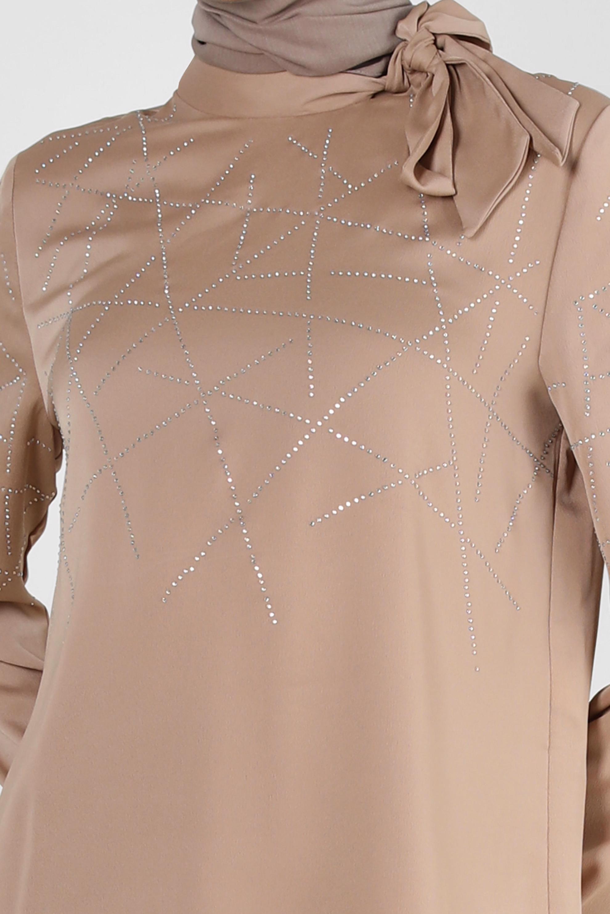 Tesettür giyim BEJ TAŞ DETAYLI ETEĞİ PİLİSELİ SATEN TAKIM 43666	