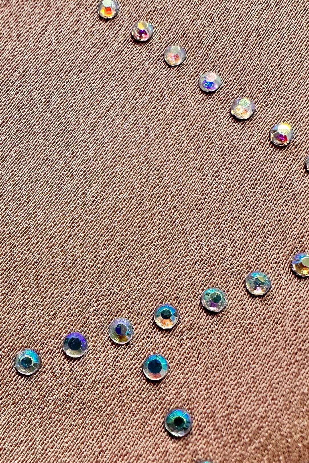 Tesettür giyim BEJ TAŞ DETAYLI ETEĞİ PİLİSELİ SATEN TAKIM 43666	