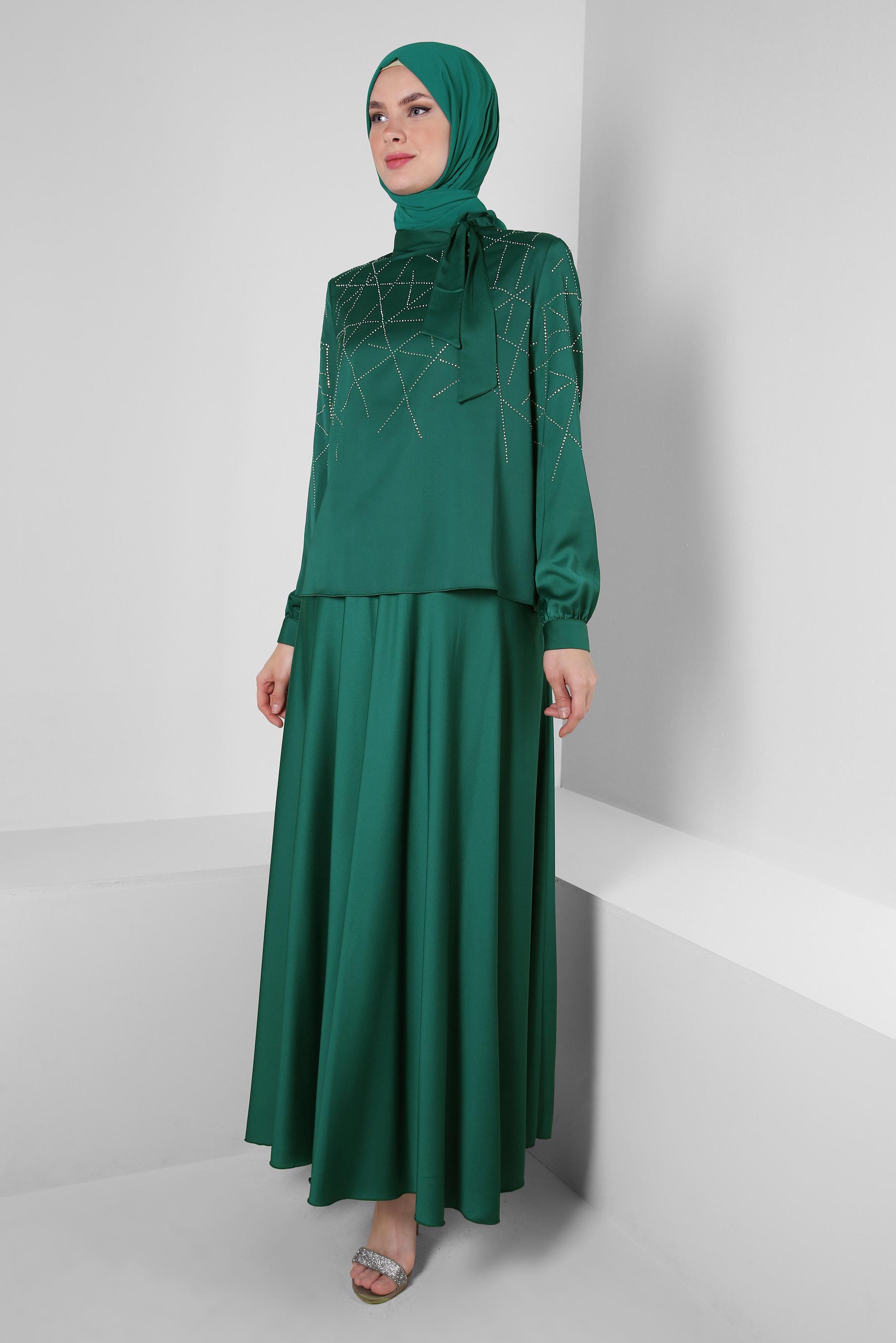 Tesettür giyim YEŞİL TAŞ DETAYLI ETEĞİ PİLİSELİ SATEN TAKIM 43666	