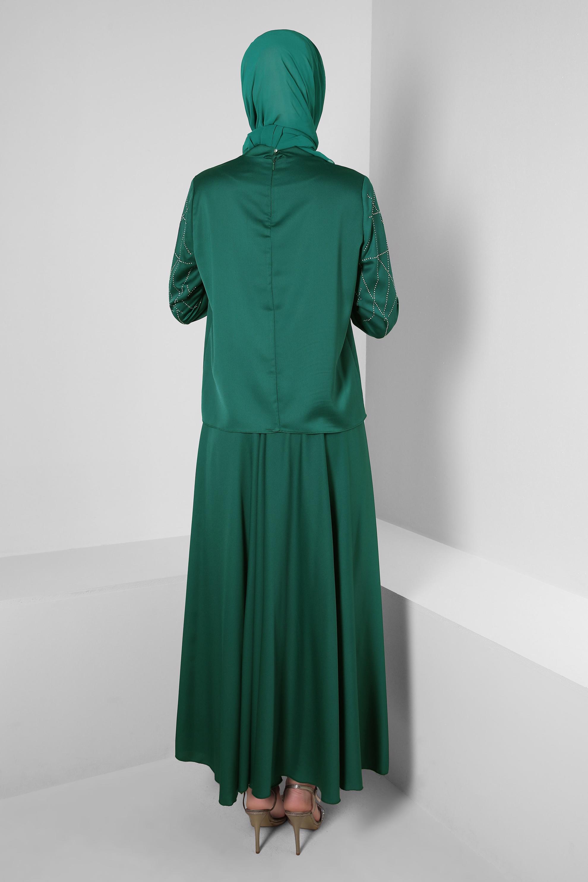 Tesettür giyim YEŞİL TAŞ DETAYLI ETEĞİ PİLİSELİ SATEN TAKIM 43666	
