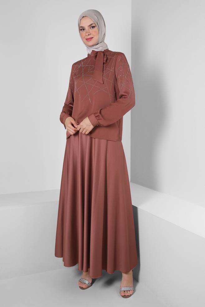 Tesettür giyim PEMBE TAŞ DETAYLI ETEĞİ PİLİSELİ SATEN TAKIM 43666	 - ALVİNA