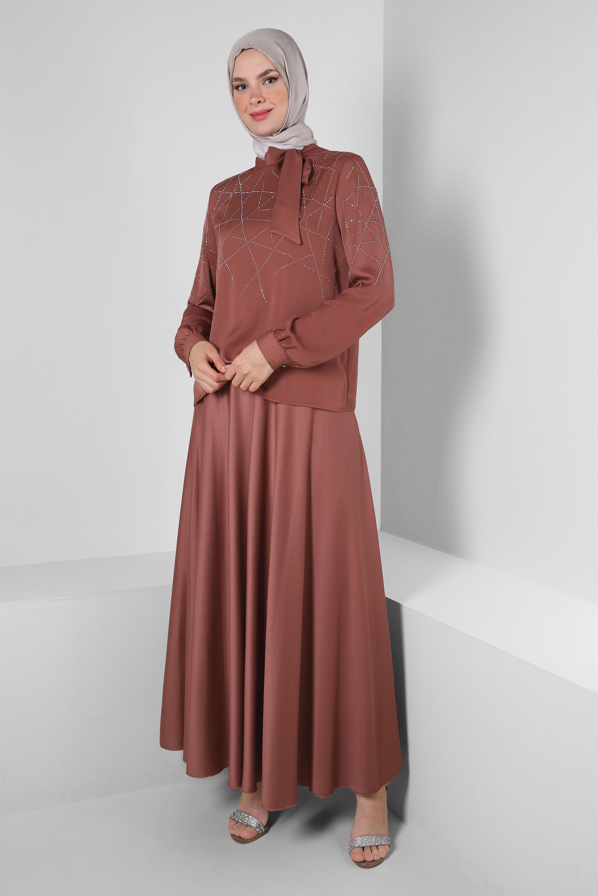 Tesettür giyim PEMBE TAŞ DETAYLI ETEĞİ PİLİSELİ SATEN TAKIM 43666	