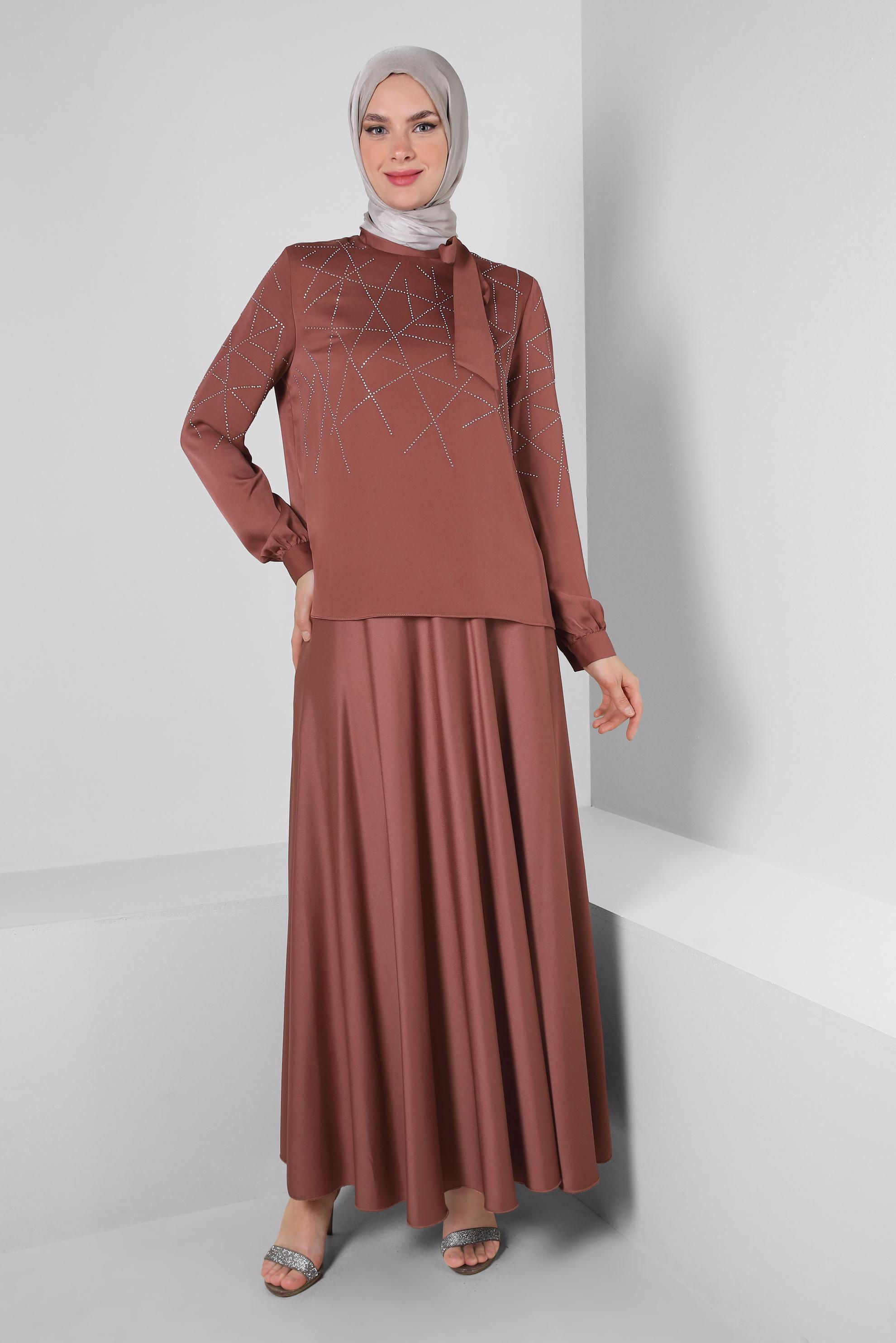 Tesettür giyim PEMBE TAŞ DETAYLI ETEĞİ PİLİSELİ SATEN TAKIM 43666	