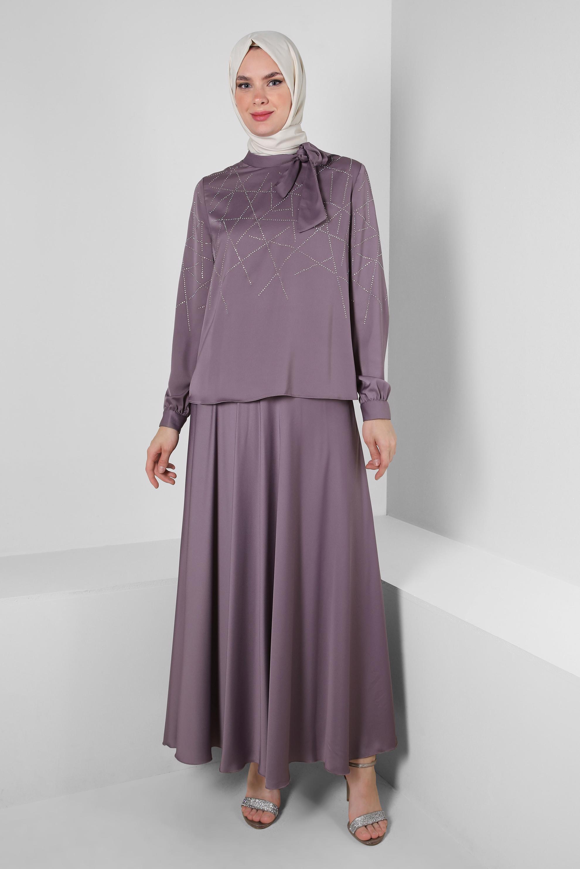 Tesettür giyim MOR TAŞ DETAYLI ETEĞİ PİLİSELİ SATEN TAKIM 43666	