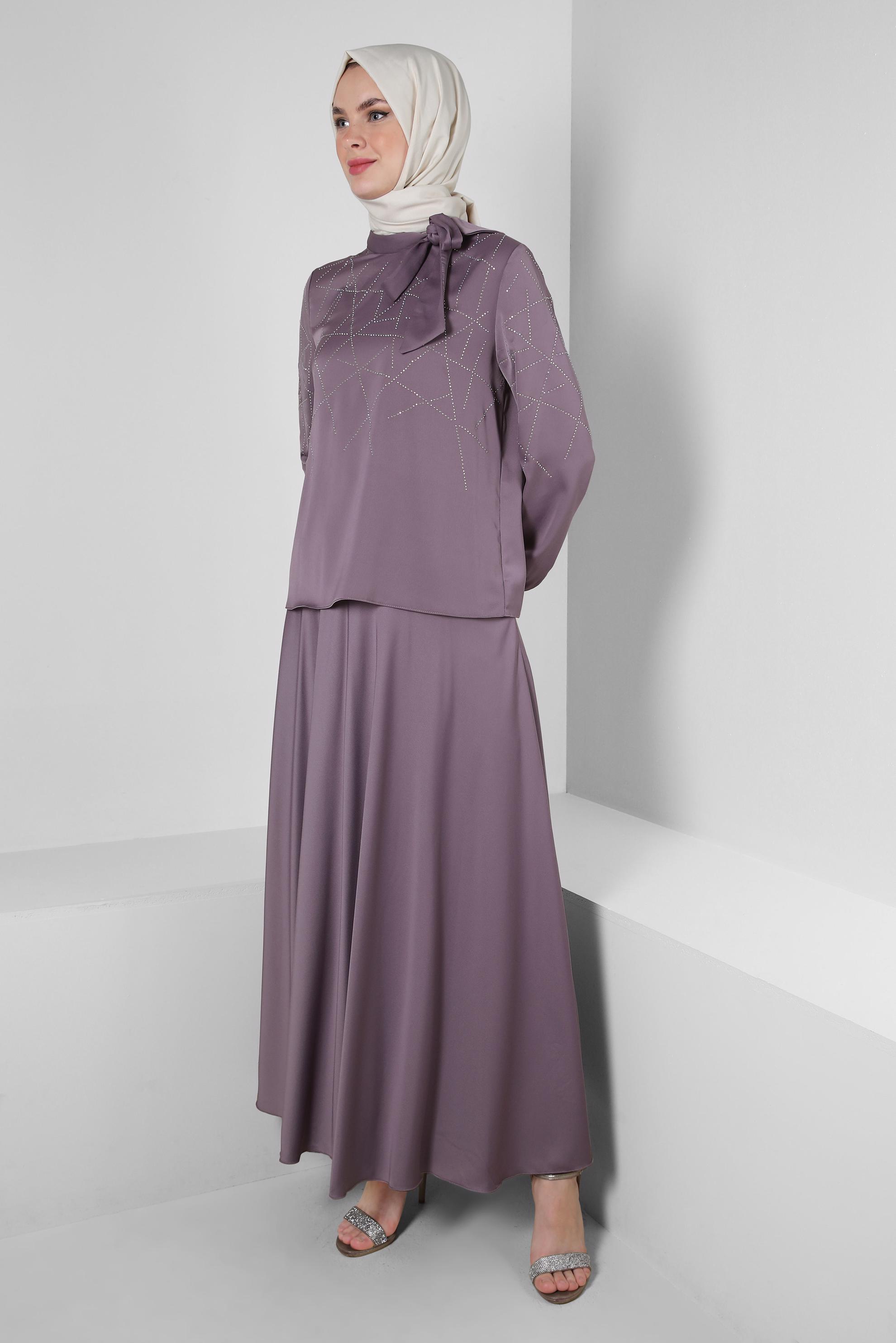 Tesettür giyim MOR TAŞ DETAYLI ETEĞİ PİLİSELİ SATEN TAKIM 43666	