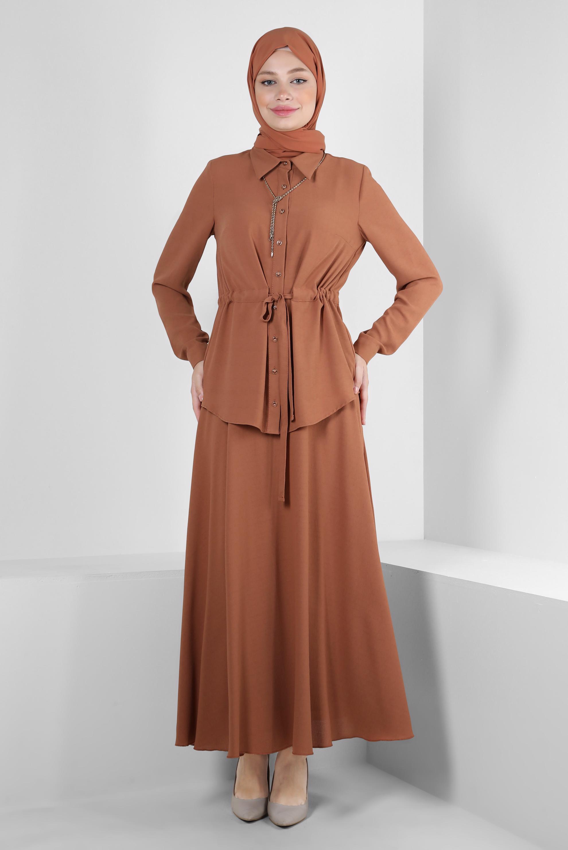 Tesettür giyim KAHVE GÖMLEK YAKA BELİ BÜZGÜLÜ İKİLİ ETEKLİ TAKIM 43893
