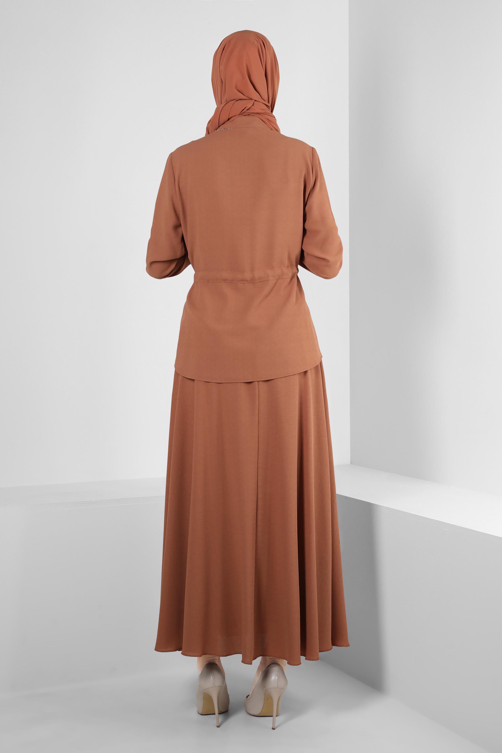 Tesettür giyim KAHVE GÖMLEK YAKA BELİ BÜZGÜLÜ İKİLİ ETEKLİ TAKIM 43893