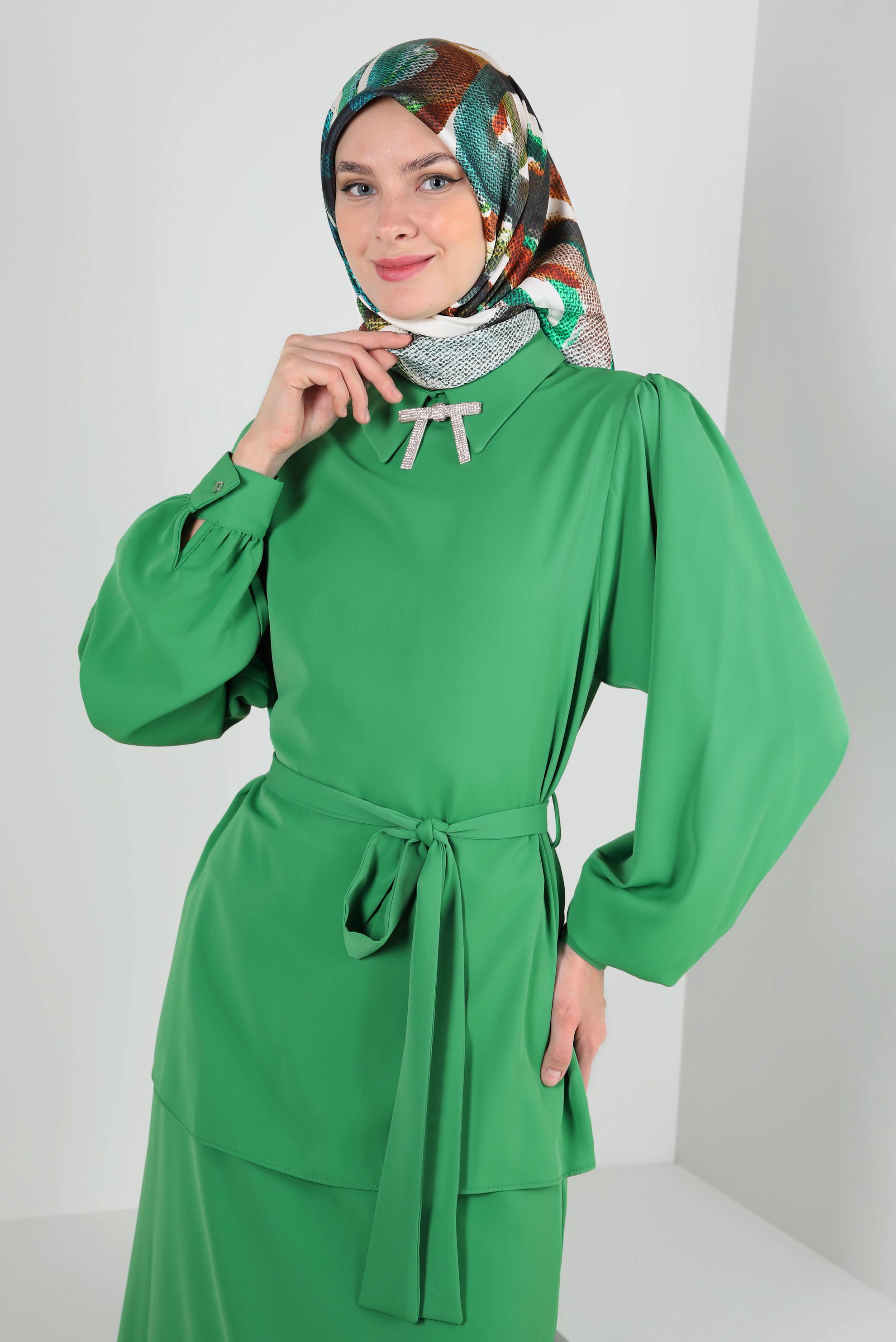 Tesettür giyim YEŞİL FİYONK DETAYLI BALON KOL ETEKLİ TAKIM 43911