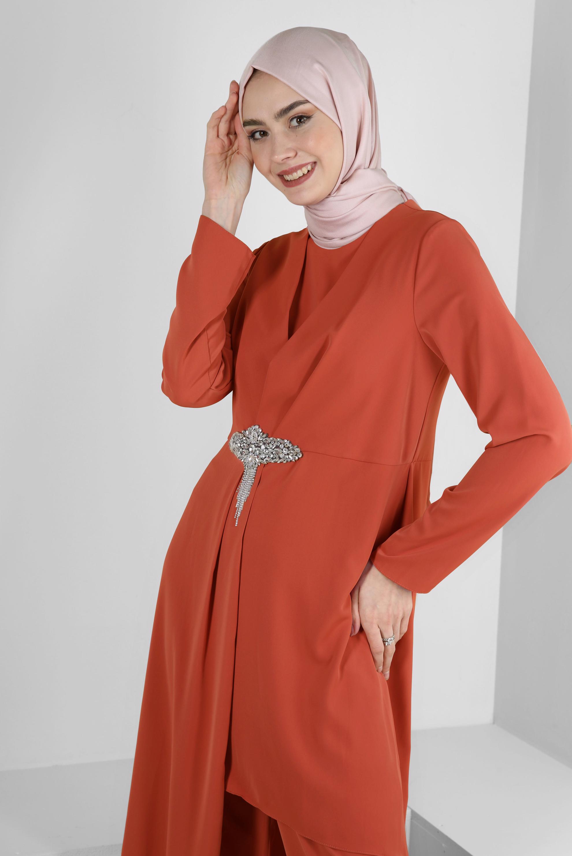 Tesettür giyim TURUNCU ASİMETRİK KESİM TAŞ DETAYLI İKİLİ PANTOLONLU TAKIM 30324