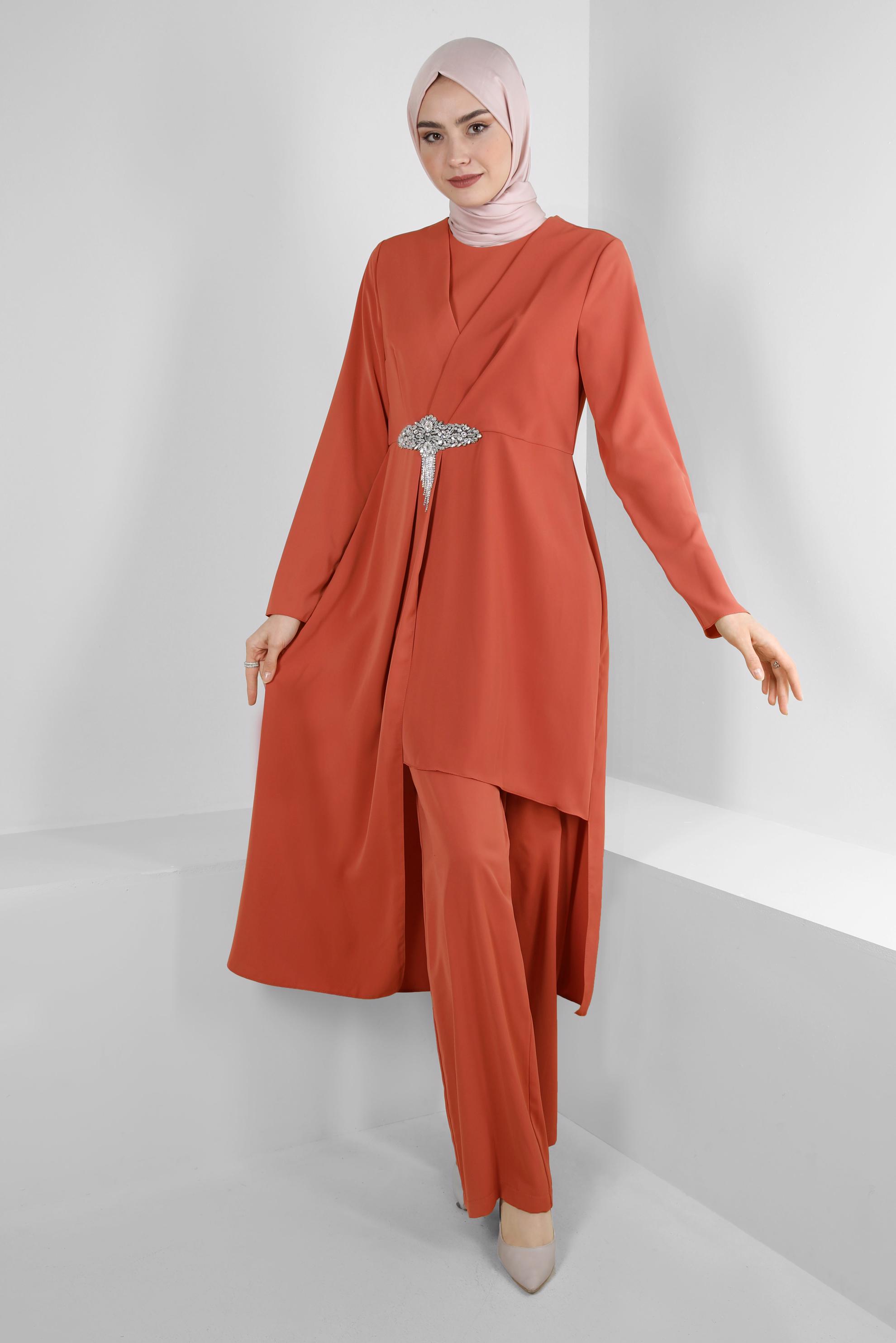 Tesettür giyim TURUNCU ASİMETRİK KESİM TAŞ DETAYLI İKİLİ PANTOLONLU TAKIM 30324