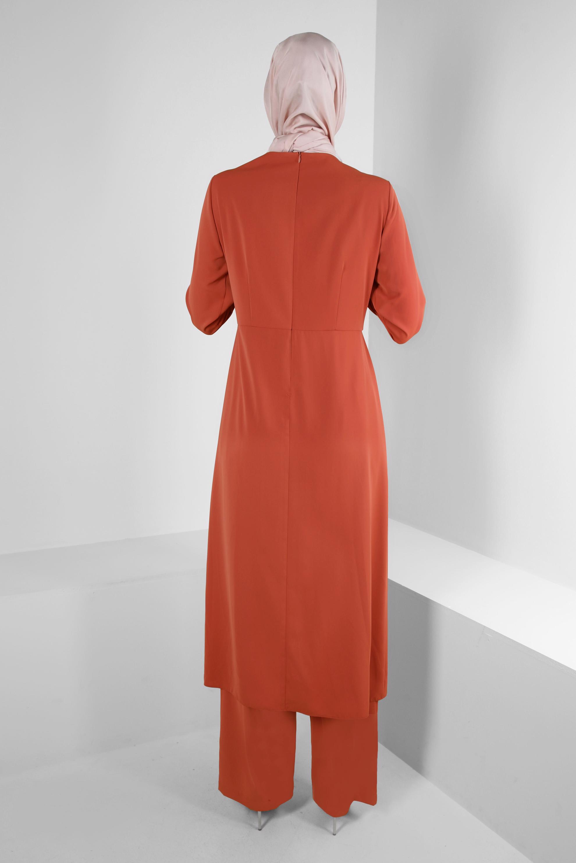 Tesettür giyim TURUNCU ASİMETRİK KESİM TAŞ DETAYLI İKİLİ PANTOLONLU TAKIM 30324