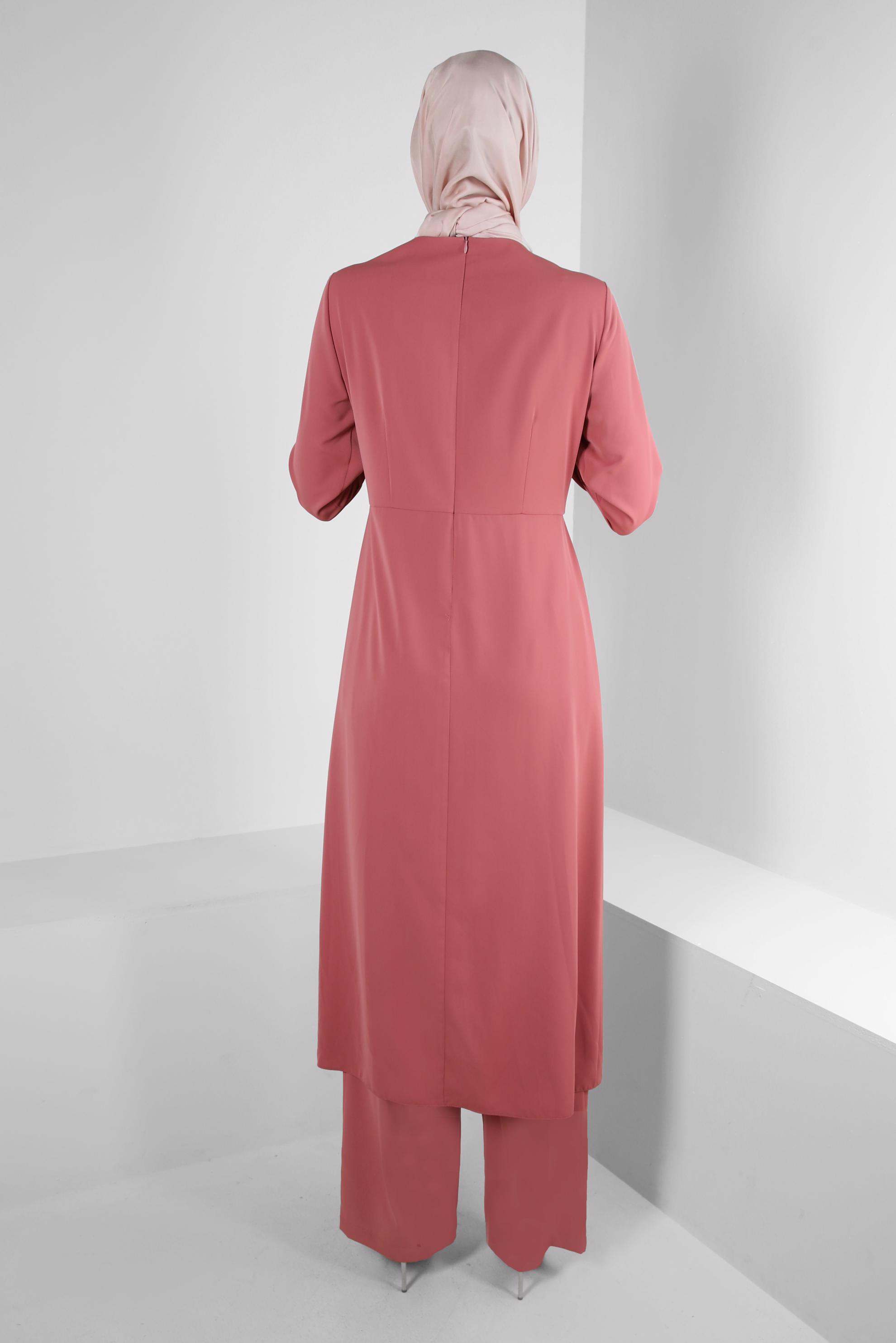 Tesettür giyim PEMBE ASİMETRİK KESİM TAŞ DETAYLI İKİLİ PANTOLONLU TAKIM 30324