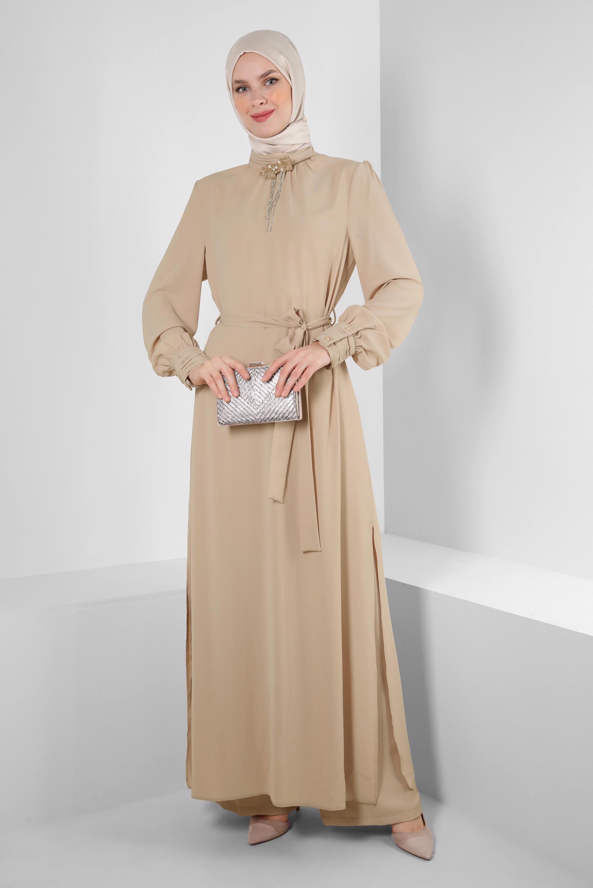 Tesettür giyim BEJ TAŞ BROŞ DETAYLI KUŞAKLI PANTOLONLU TAKIM 43516