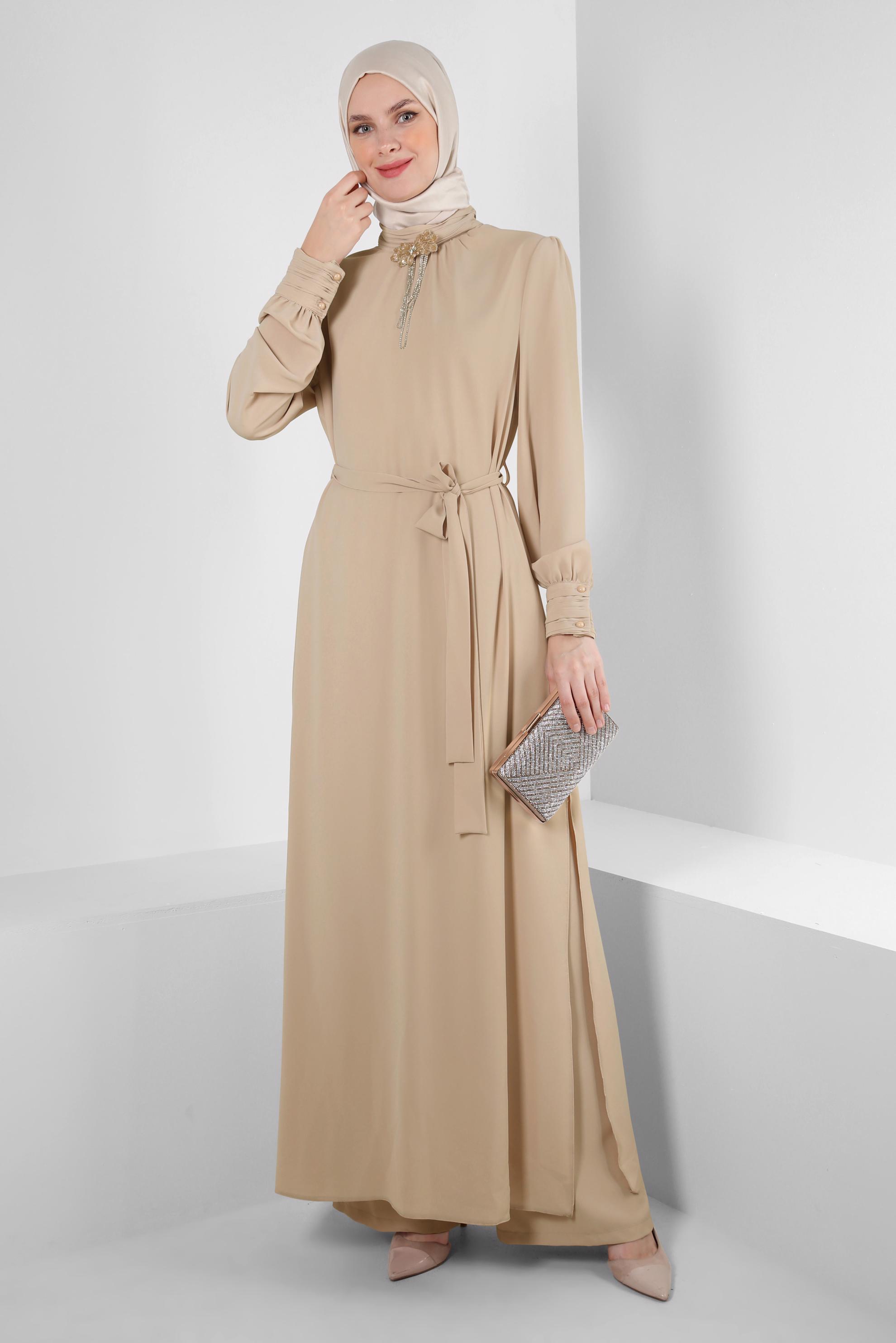 Tesettür giyim BEJ TAŞ BROŞ DETAYLI KUŞAKLI PANTOLONLU TAKIM 43516