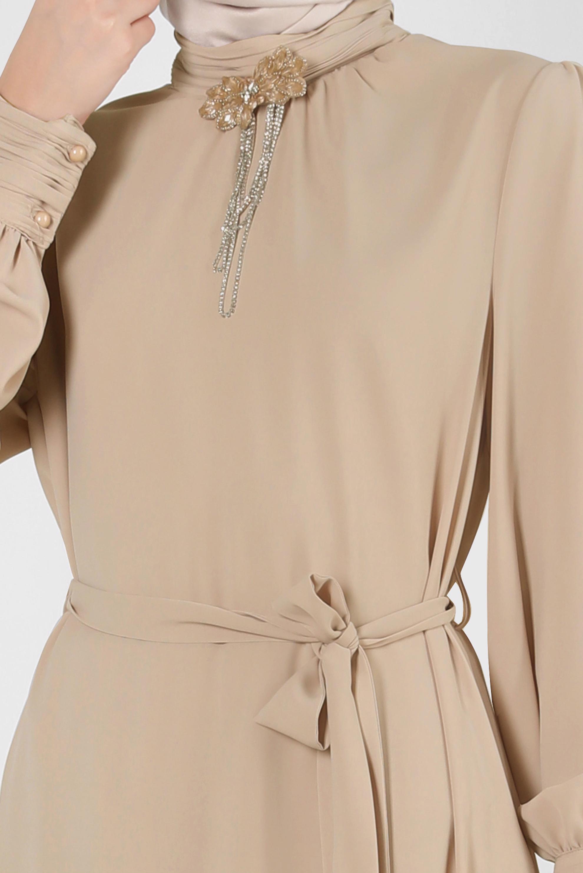 Tesettür giyim BEJ TAŞ BROŞ DETAYLI KUŞAKLI PANTOLONLU TAKIM 43516