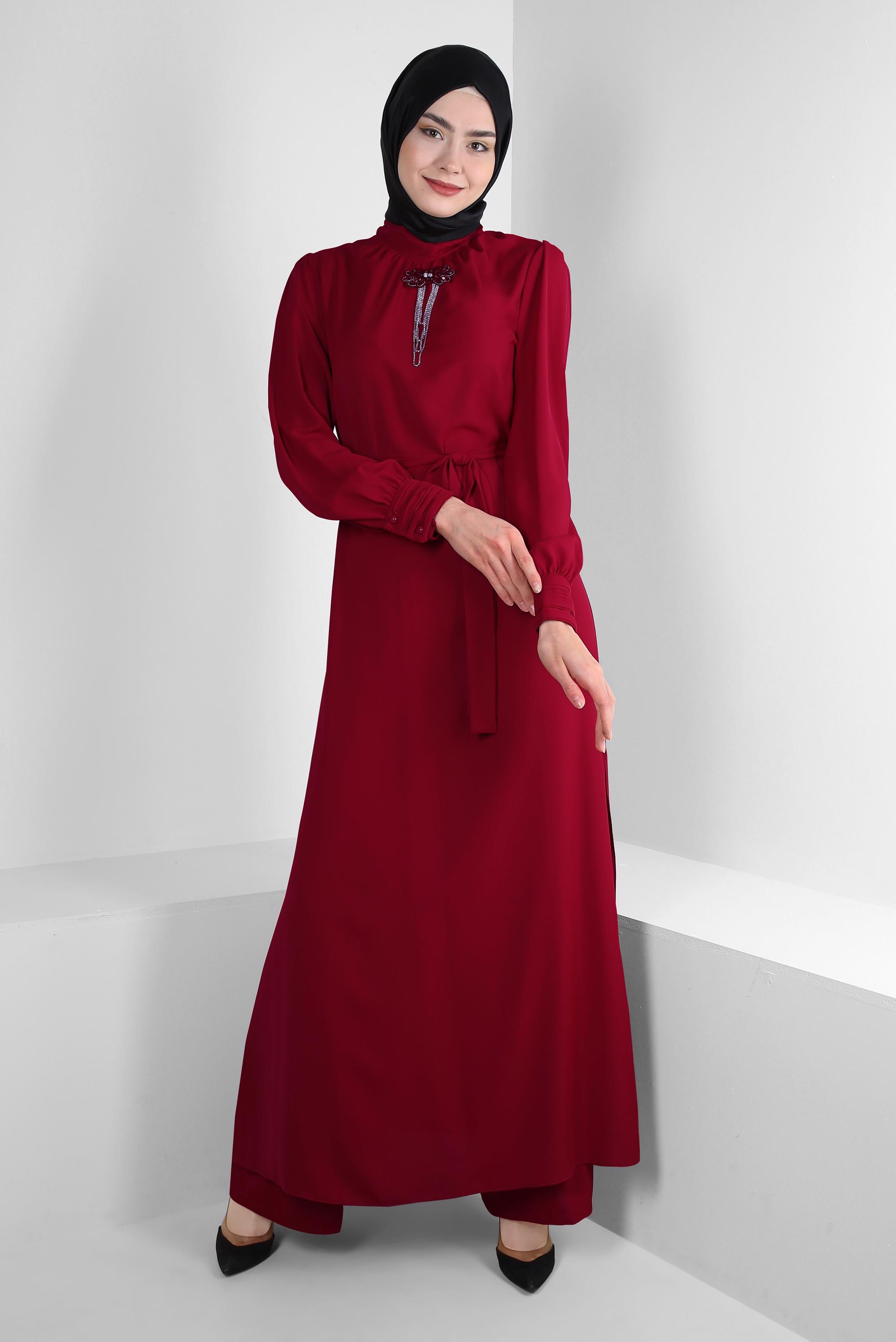 Tesettür giyim BORDO TAŞ BROŞ DETAYLI KUŞAKLI PANTOLONLU TAKIM 43516