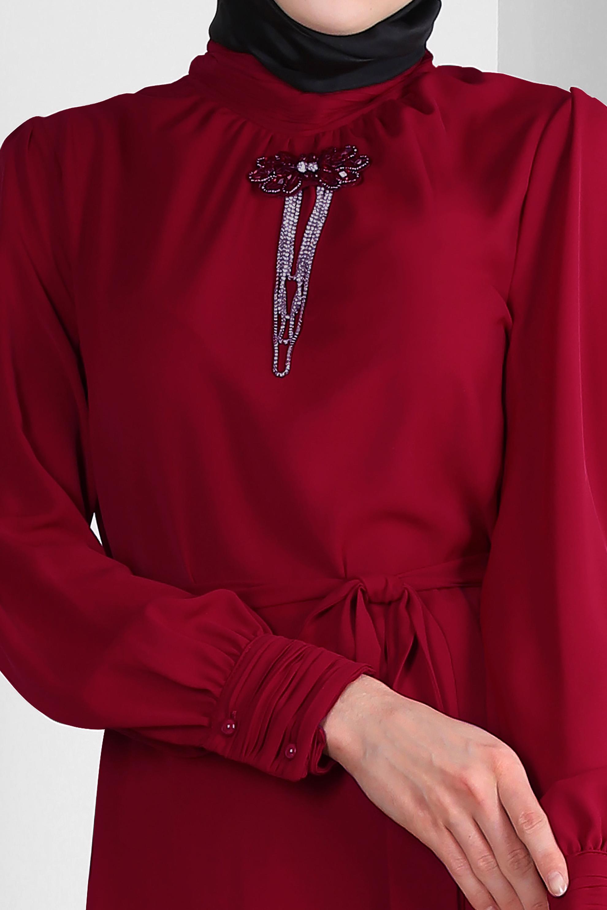 Tesettür giyim BORDO TAŞ BROŞ DETAYLI KUŞAKLI PANTOLONLU TAKIM 43516